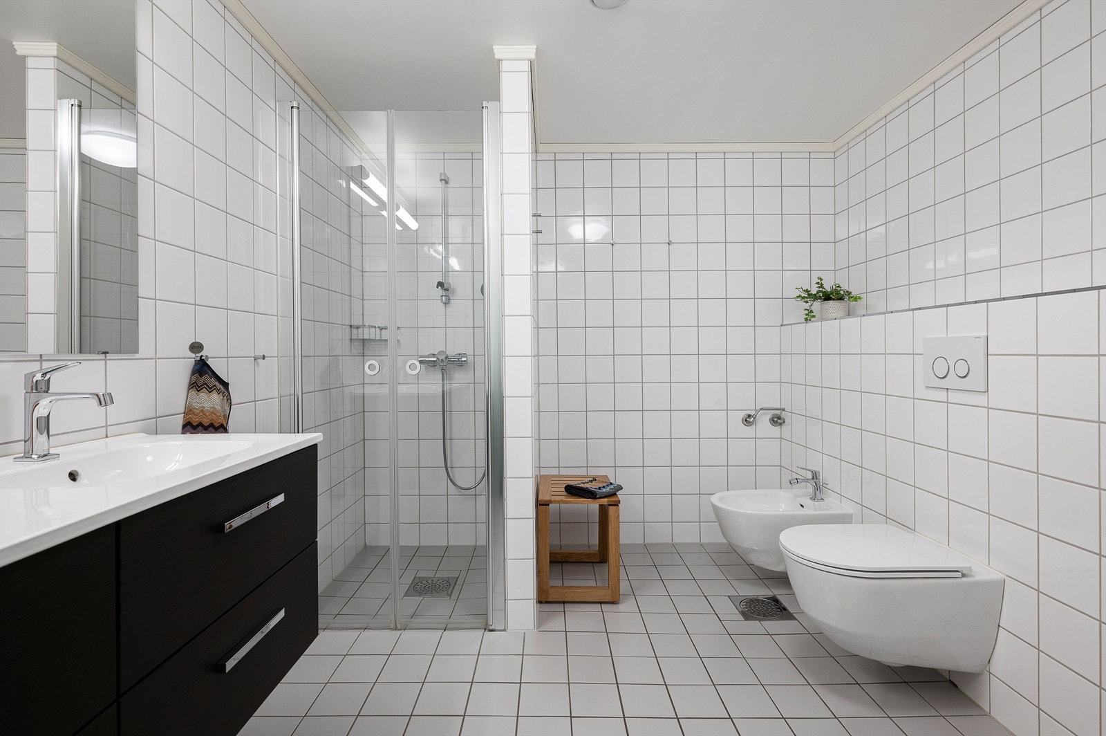 Separat dusjsone med glassdører og god plass. Badet har varmekabler i gulv og fremstår funksjonelt og velholdt. Galleribilde