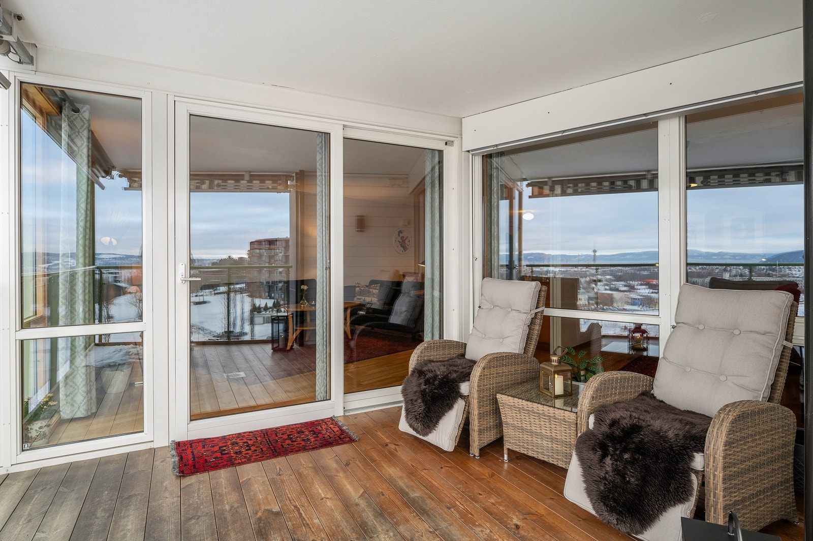 Balkongen har god plass til sittegruppe og vil på sommerstid oppleves som en fin forlengelse av stuen. Galleribilde