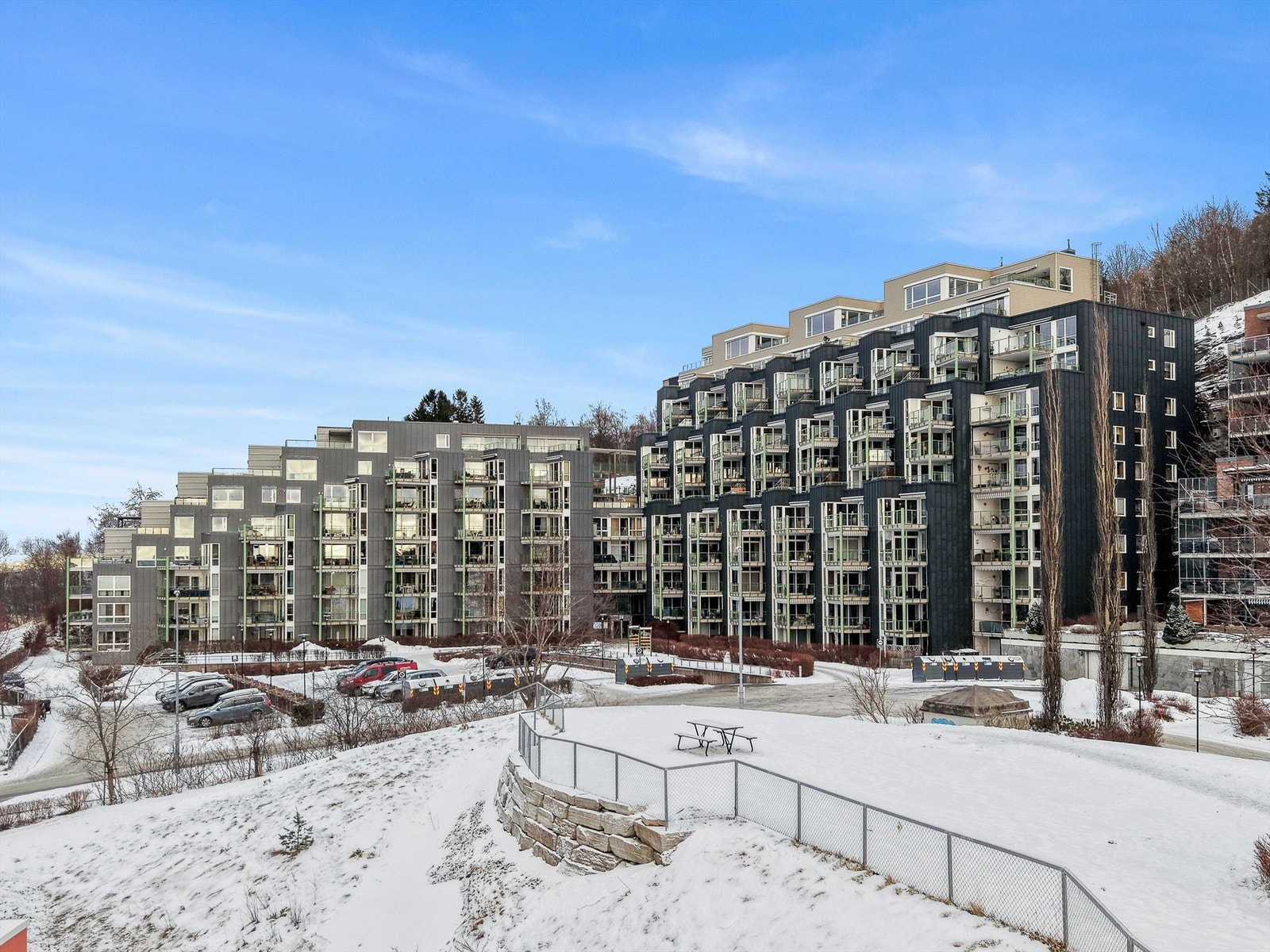 Leiligheten ligger sentralt og attraktivt til med kort avstand til dagligvarebutikk, servicetilbud og treningssenter. Området byr på et godt kollektivtilbud med hyppige bussavganger mot sentrum og øvrige bydeler. Galleribilde