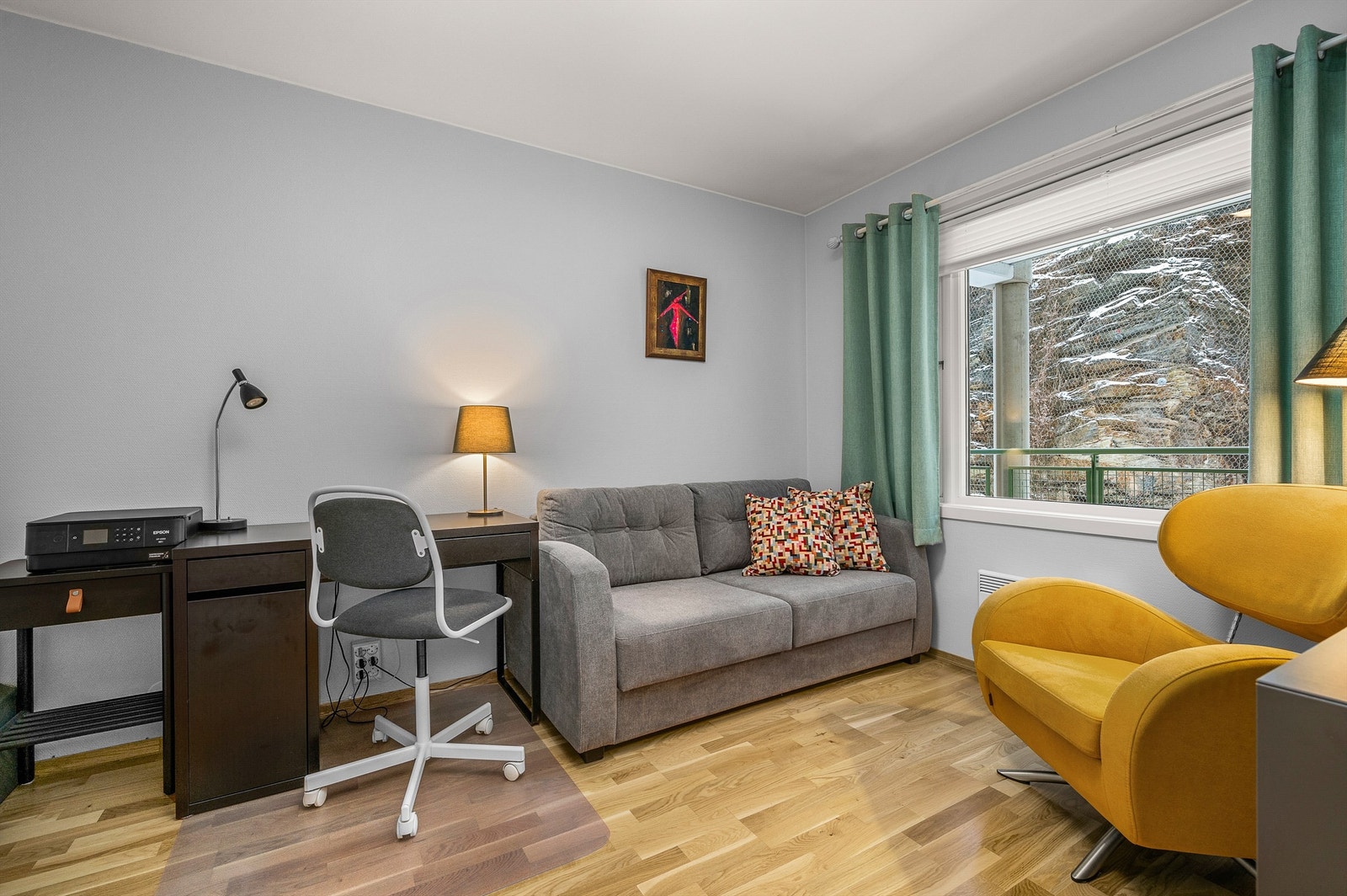 Soverom på 9,5 kvm som passer perfekt som gjesterom, barnerom eller hjemmekontor. Rommet har godt med naturlig lys og fleksible møbleringsmuligheter. Galleribilde