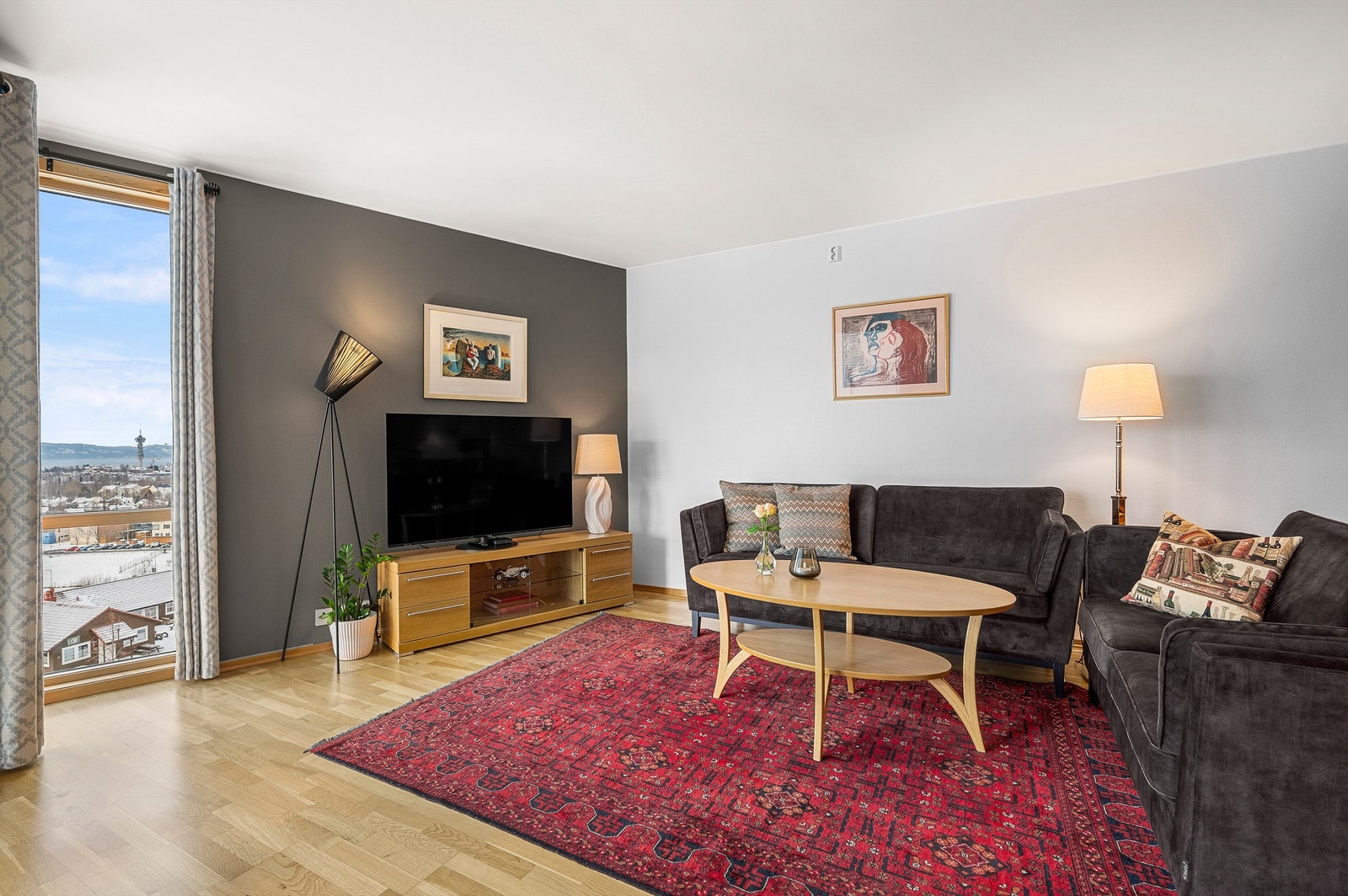 Leiligheten er gjennomgående lys og luftig med utstrakte vindusflater som sikrer rikelig med naturlig dagslys. Nøytrale farger og parkett på gulv skaper et tidløst uttrykk. Galleribilde