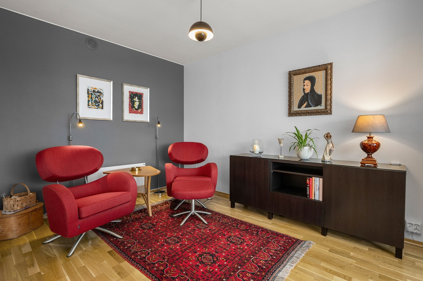 Denne delen av stuen er opprinnelig byggemeldt som et ekstra soverom, men benyttes i dag som en forlengelse av stuen. Galleribilde