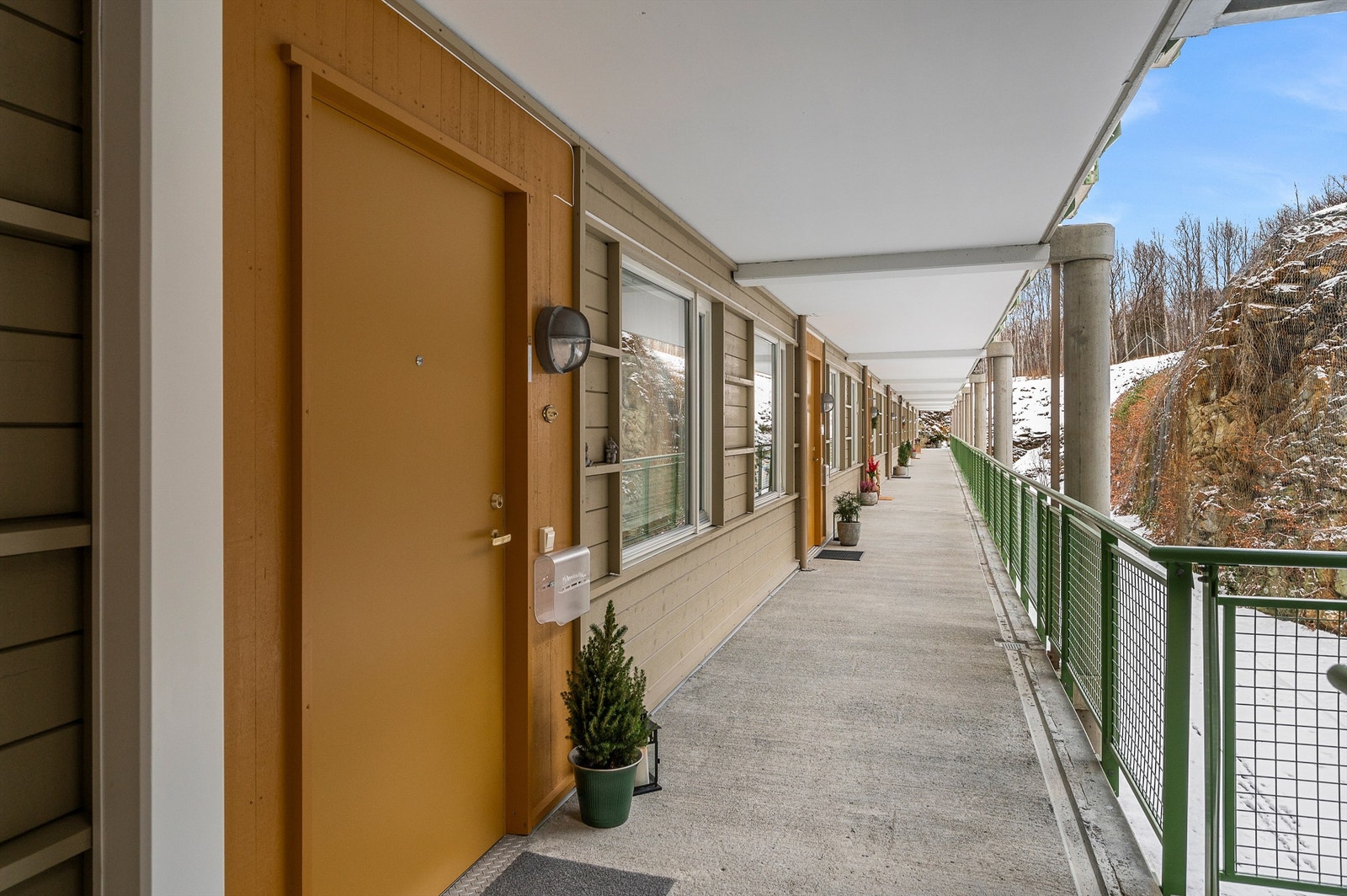 Svalgang med adkomst til leiligheten gir enkel og trinnfri tilgang. Rolig og velholdt fellesareal i et etablert og trygt sameie. Galleribilde