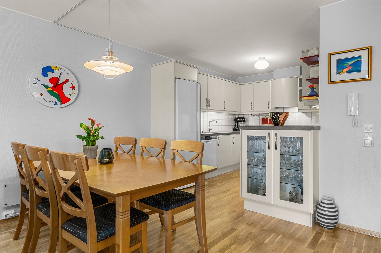 Praktisk og velholdt Sigdal-kjøkken med gode arbeidsflater og rikelig med skapplass. Tidløs innredning i lyse fronter gir et rent og moderne uttrykk. Galleribilde