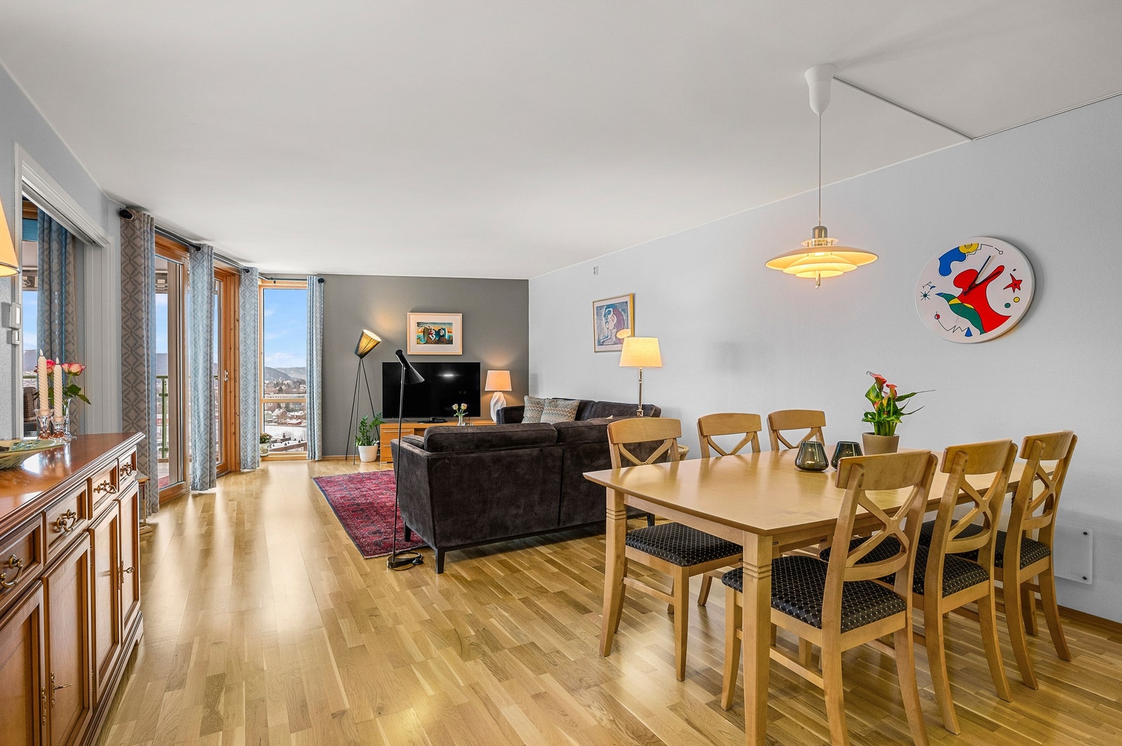 Her har man god plass til å samle familie og venner til hyggelige sammenkomster. Galleribilde