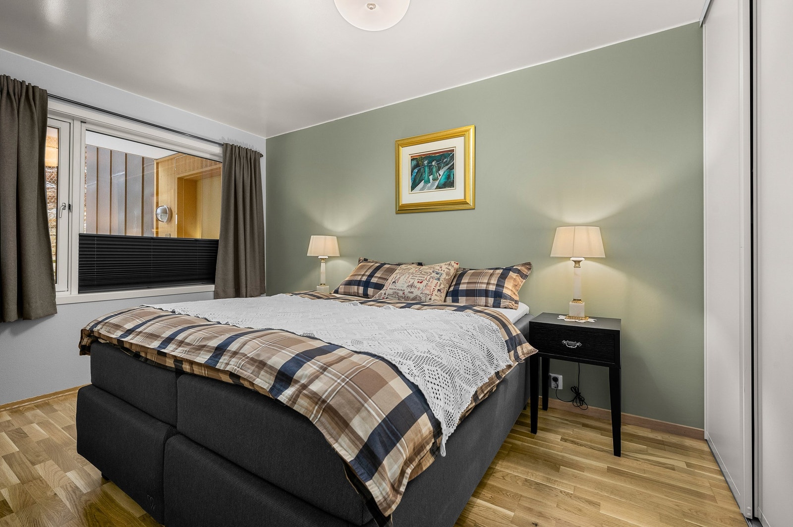 Romslig hovedsoverom på 12 kvm med god plass til dobbeltseng og nattbord. Rommet har integrert garderobeløsning som gir praktisk oppbevaringsmuligheter. Galleribilde