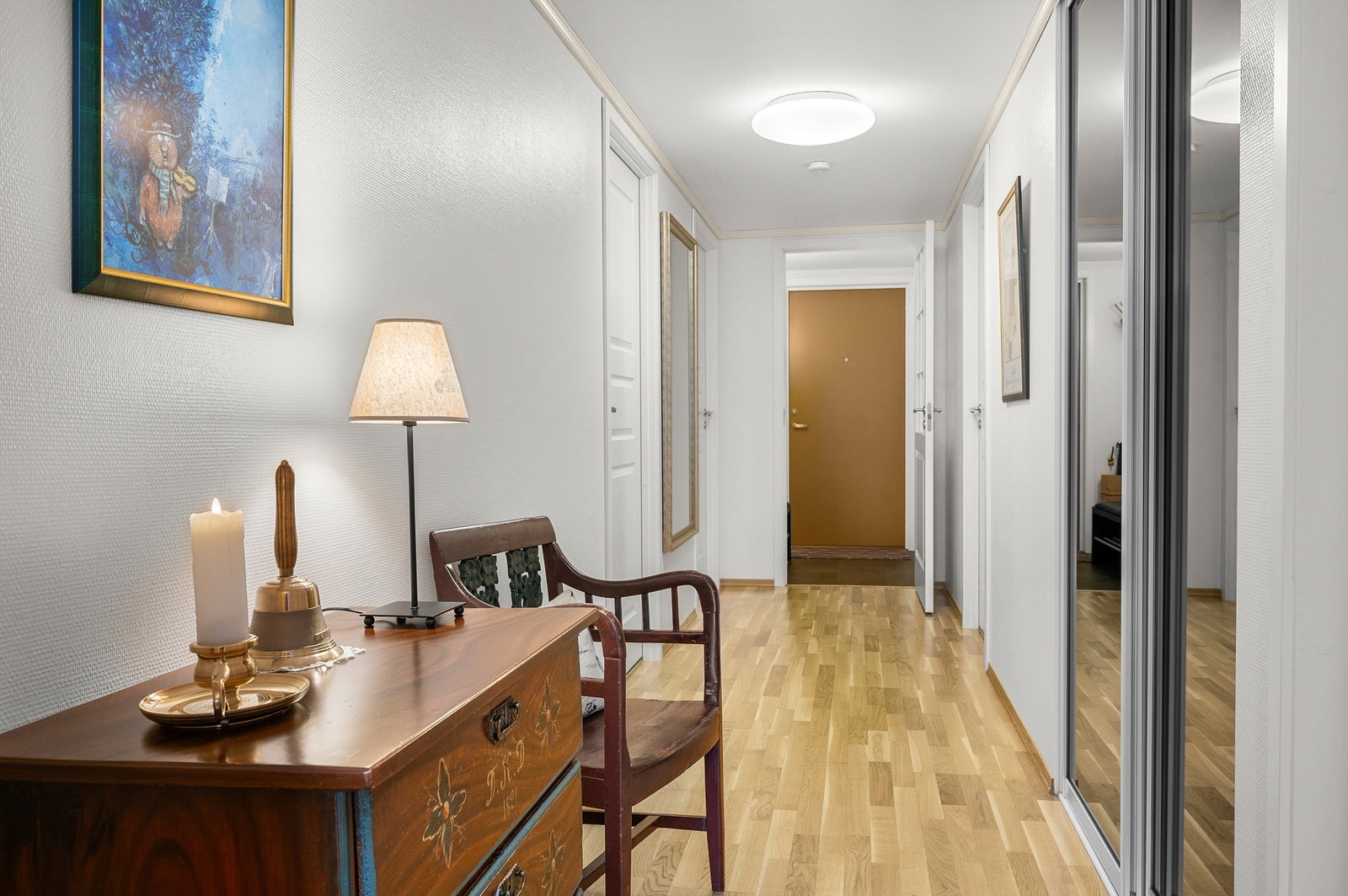 Gang med god oppbevaringsplass og garderobeløsning med skyvedører. Parkett på gulv videreføres fra oppholdsrommet og gir en helhetlig stil. Galleribilde