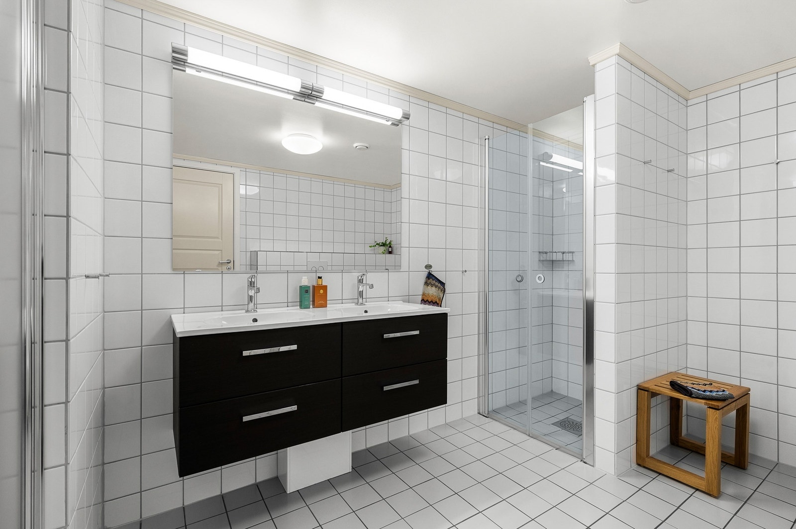 Romslig, flislagt bad oppgradert i 2014 med fagmessig utførelse. Innredning med dobbel servant, vegghengt toalett og bidé - levert og montert av Bademiljø AS. Galleribilde