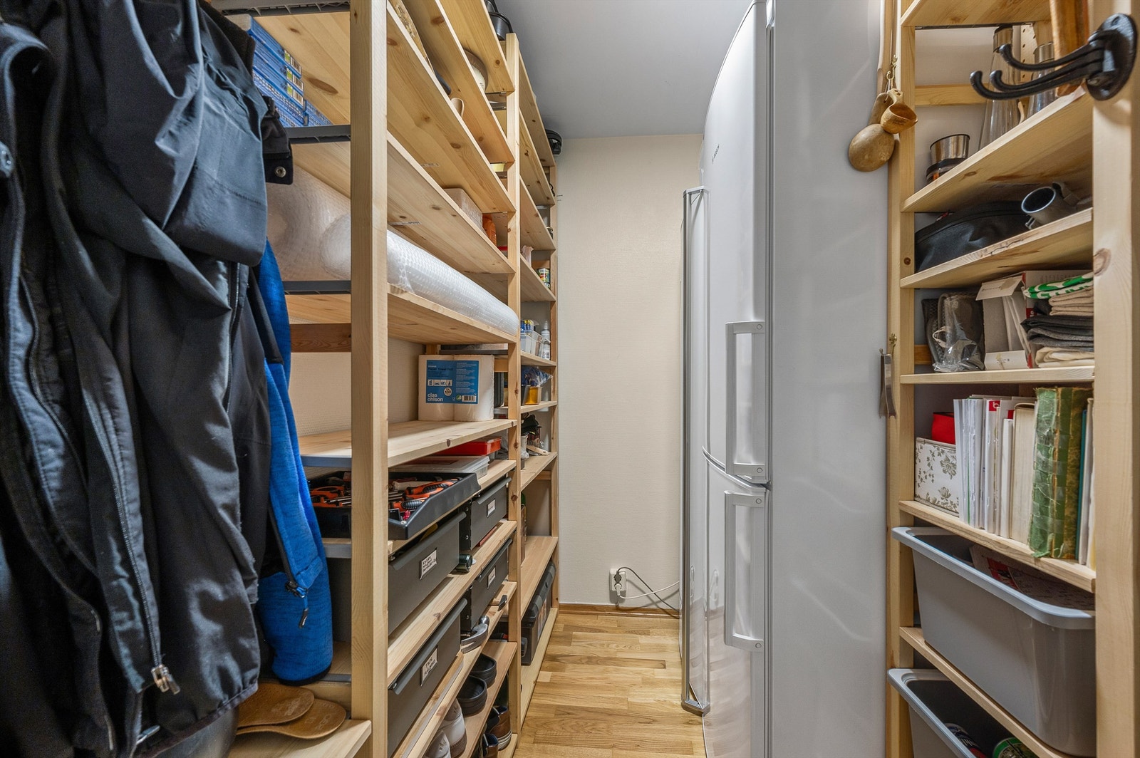 Praktisk innvendig bod på ca. 4 kvm med hyllesystem og svært gode oppbevaringsmuligheter - perfekt for sesongutstyr og ekstra lagring. Galleribilde