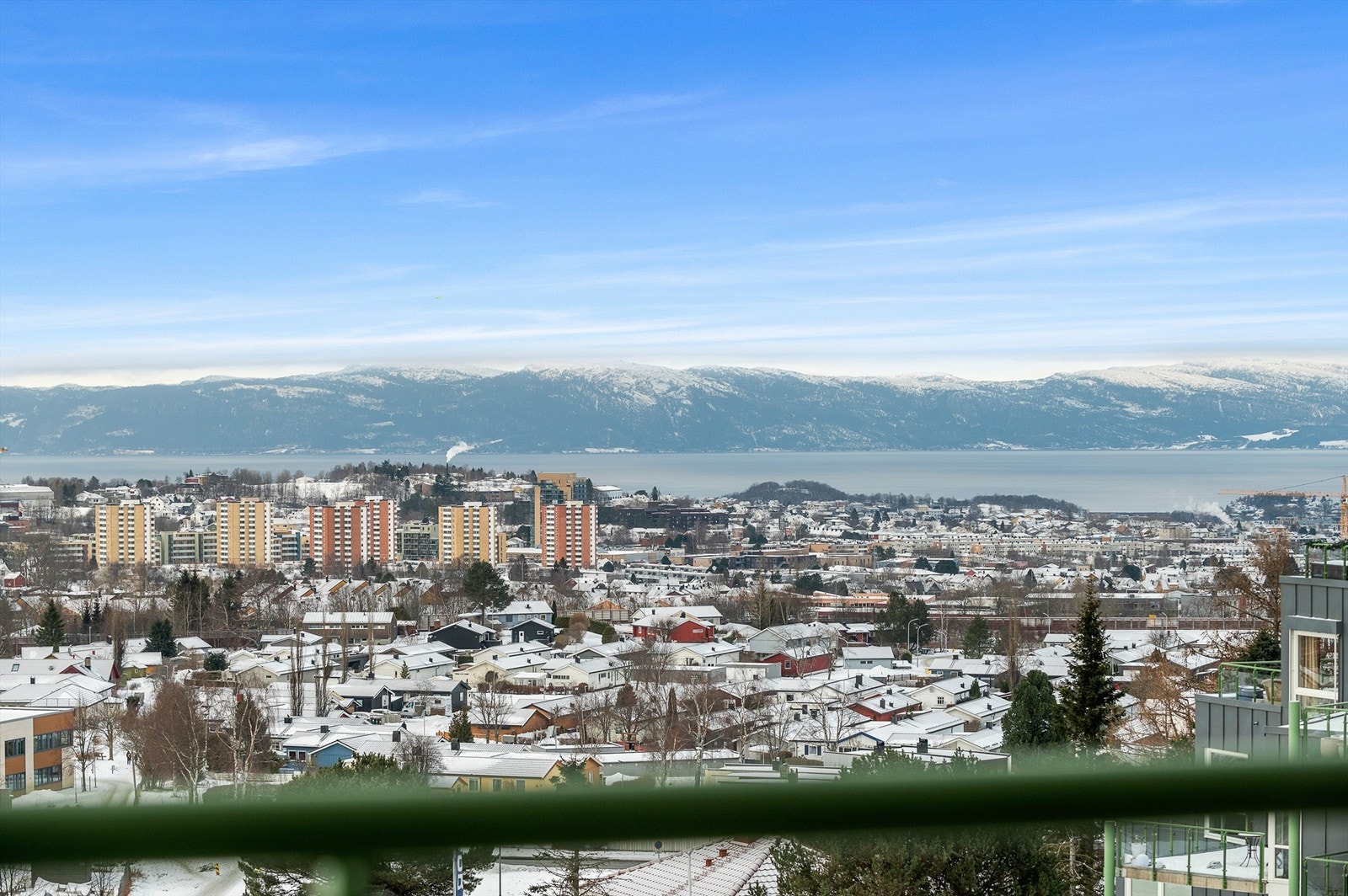 Bergheimsvegen ligger høyt og fritt med nærhet til både skole, barnehage og rekreasjonsområder. Her kombineres rolige omgivelser med enkel tilgang til byens fasiliteter. Galleribilde
