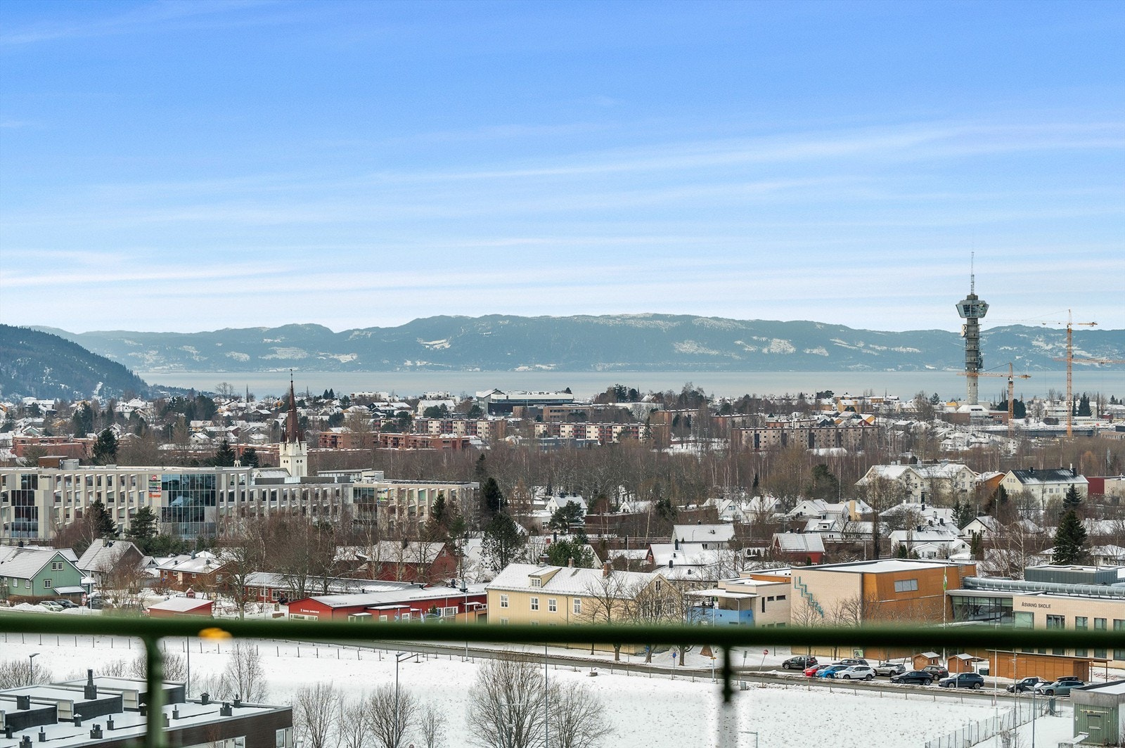Fra verandaen kan du nyte en vidstrakt utsikt over byen, Trondheimsfjorden og helt mot Fosenalpene - med kveldssol til sola går ned. Galleribilde