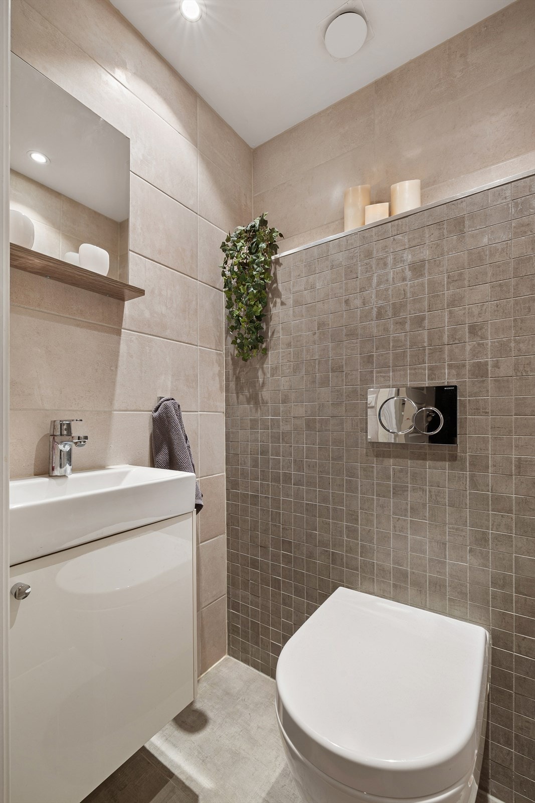 Leiligheten har en praktisk separat WC utstyrt med servantinnredning og downlights i himling. Galleribilde