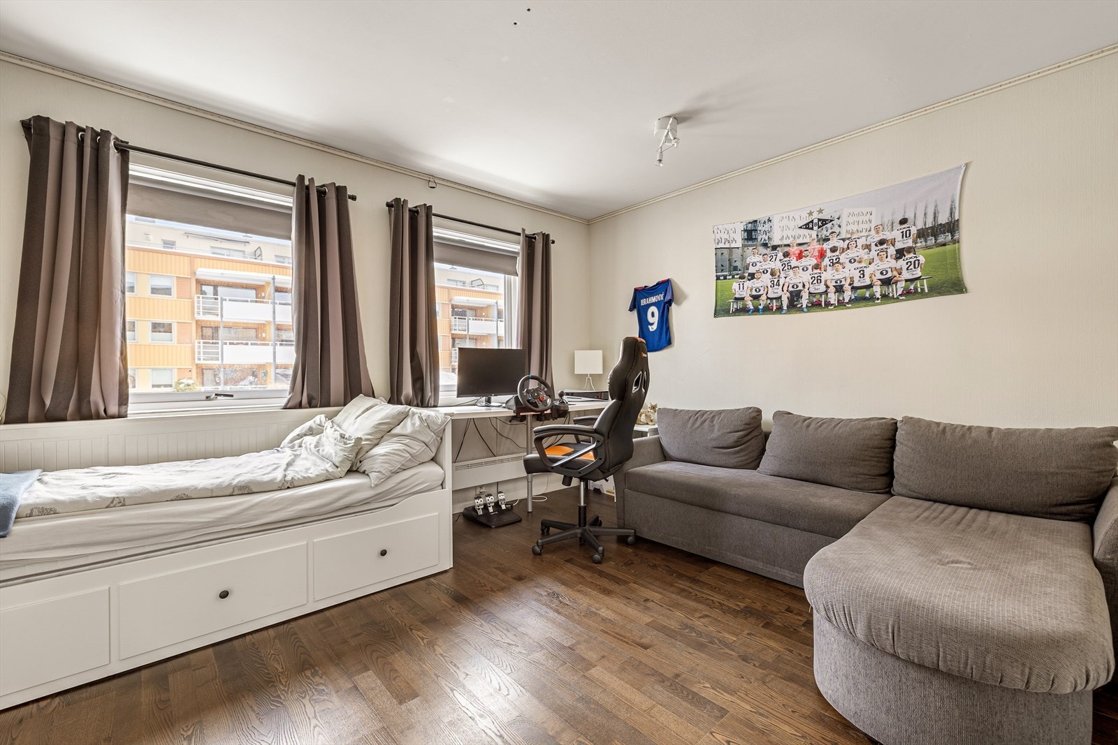 Lysinnslipp fra vinduet gir en trivelig og behagelig romfølelse. Galleribilde