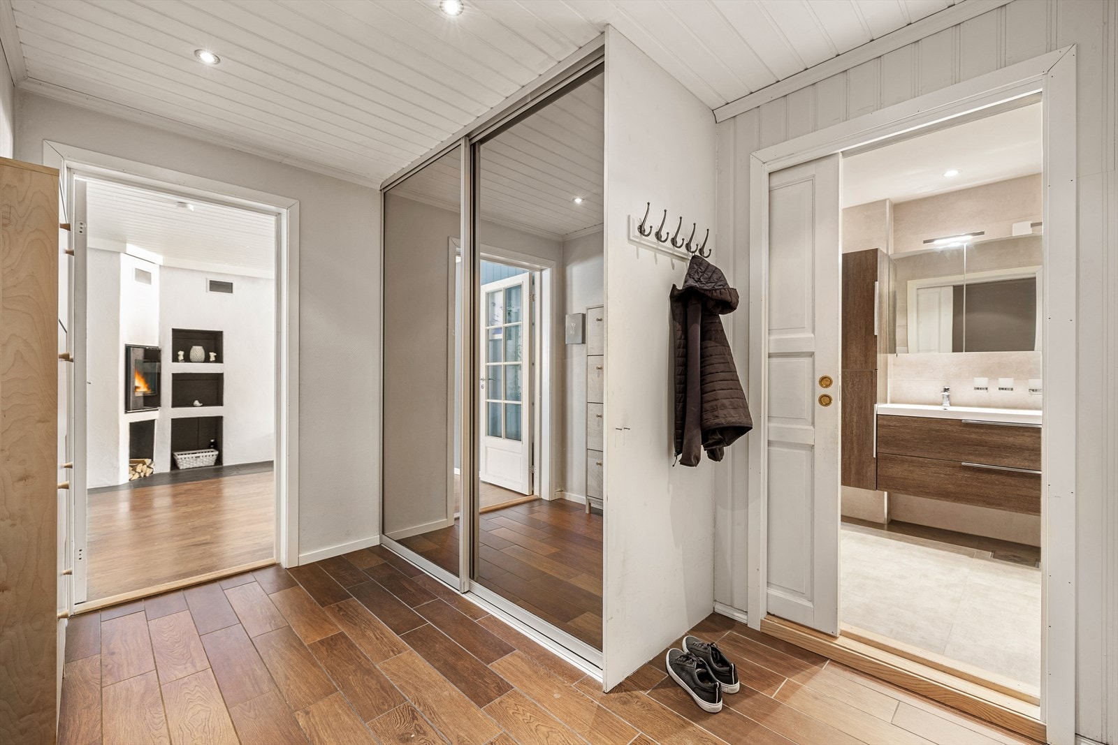 Entré med skyvedørsgarderobe som gir gode oppbevaringsmuligheter og en ryddig velkomstsone. Galleribilde
