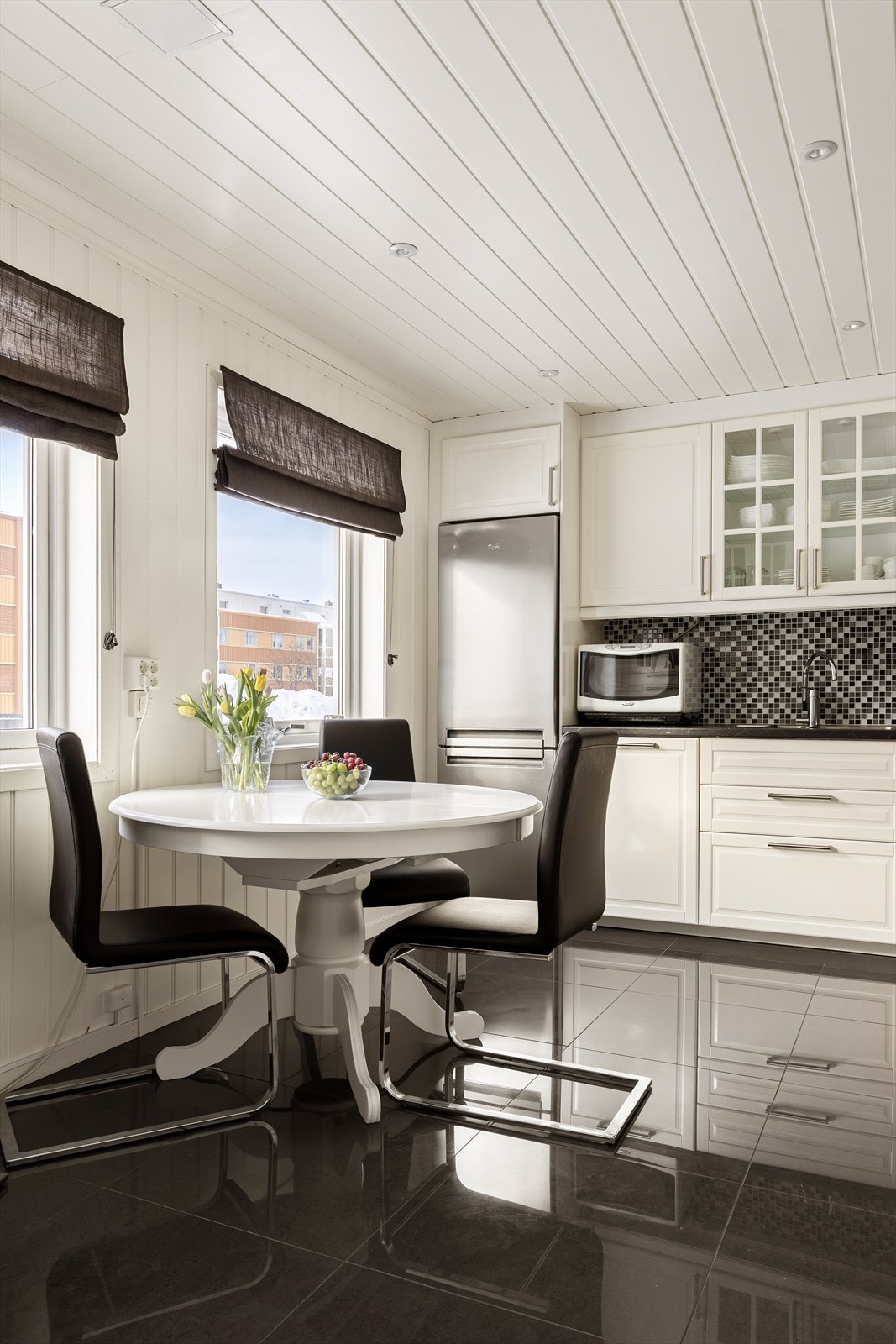 Flislagt gulv med varmekabler gir kjøkkenet en slitesterk og komfortabel overflate. Galleribilde