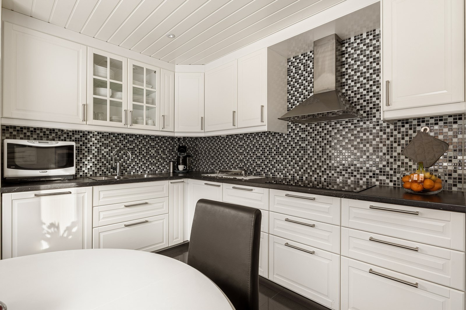 Tidløst og innbydende kjøkken med en praktisk utforming som gir gode arbeidsforhold. Galleribilde