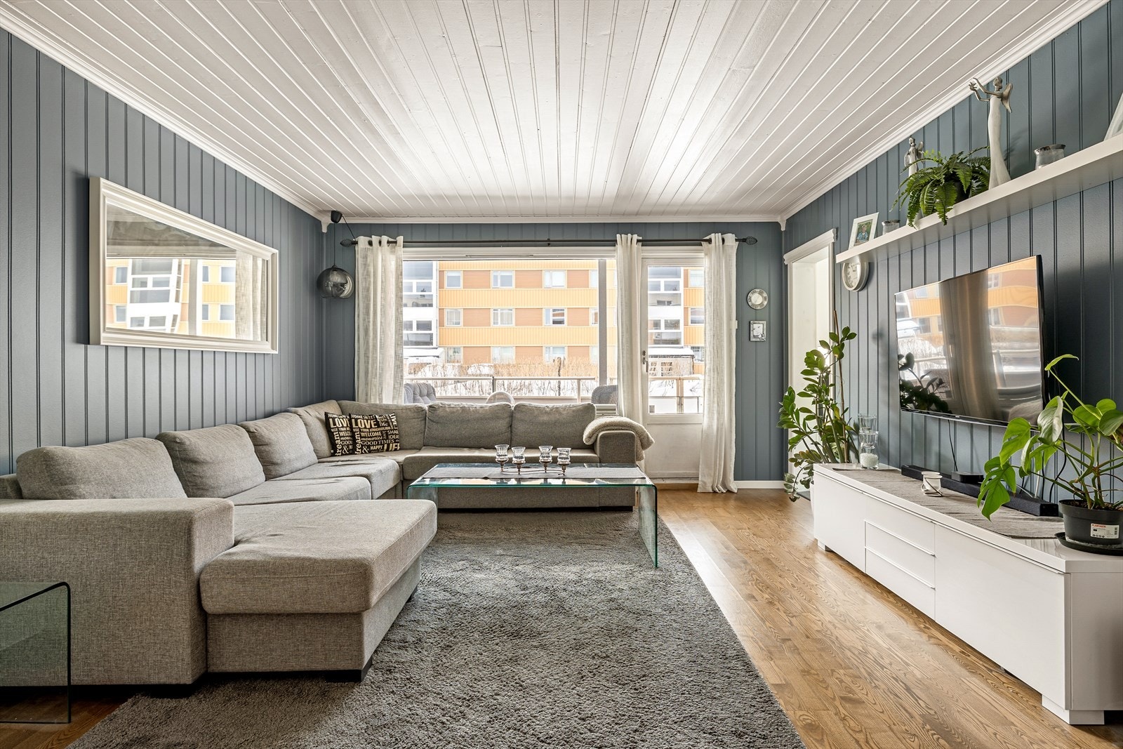 Lys og innbydende stue med store vindusflater. Galleribilde