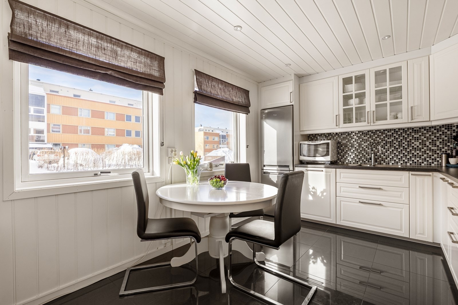 Det er god plass til spisegruppe ved kjøkkenet. Galleribilde