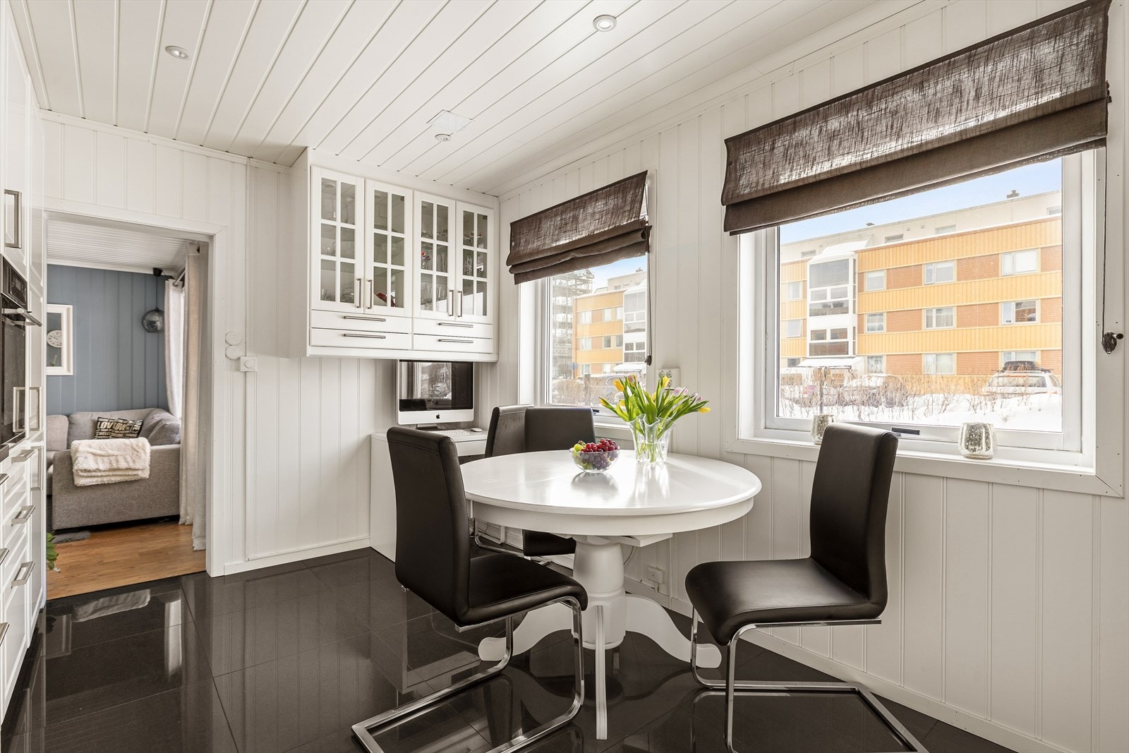 Store vindusflater slipper inn godt med lys og gir kjøkkenet en lys og trivelig atmosfære. Galleribilde