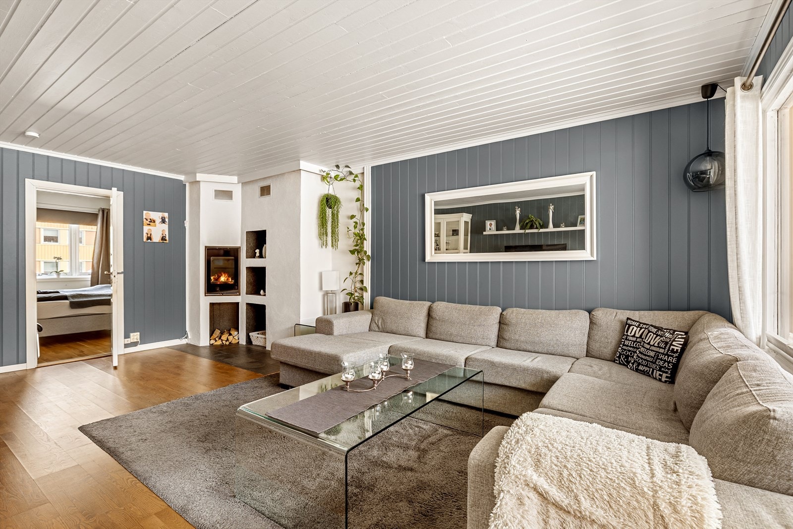 Leiligheten har peisovn i stuen, som varmer godt på kalde vinterdager. Galleribilde