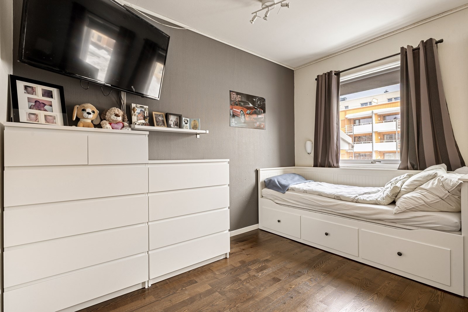 Soverom 2 med fleksible møbleringsmuligheter, godt egnet som barnerom, gjesterom eller hjemmekontor. Galleribilde