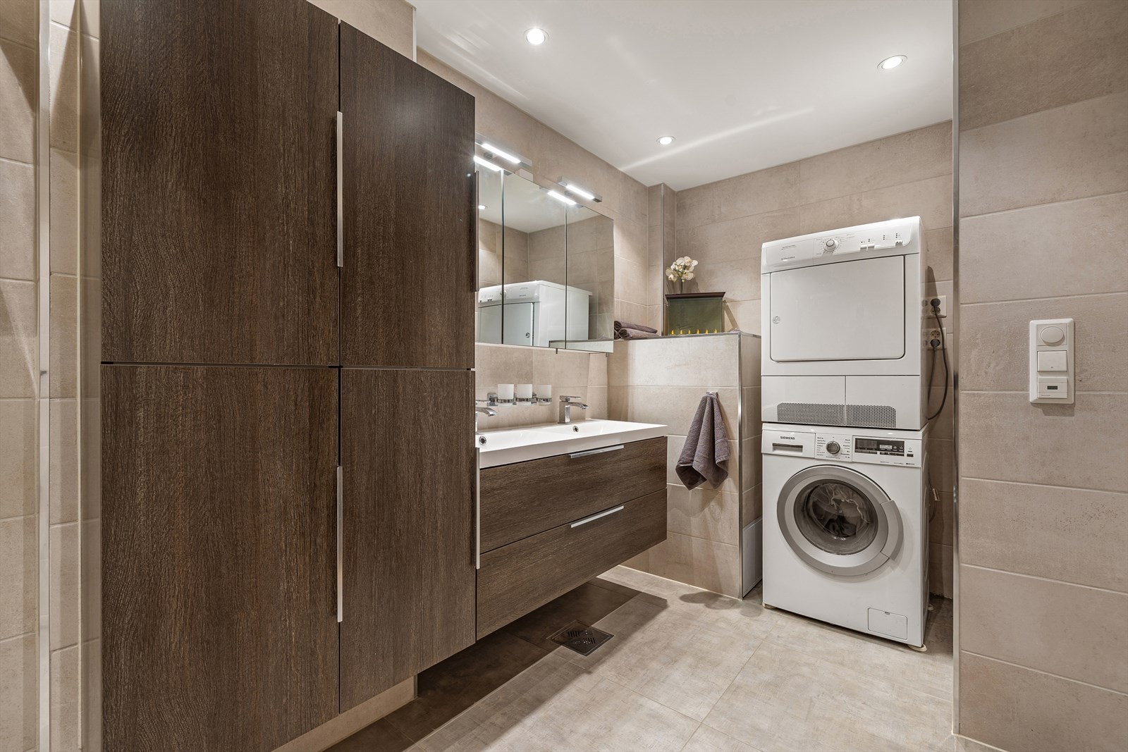 Varmtvannsbereder er plassert i rommet og bygget inn med inspeksjonsluke. Galleribilde