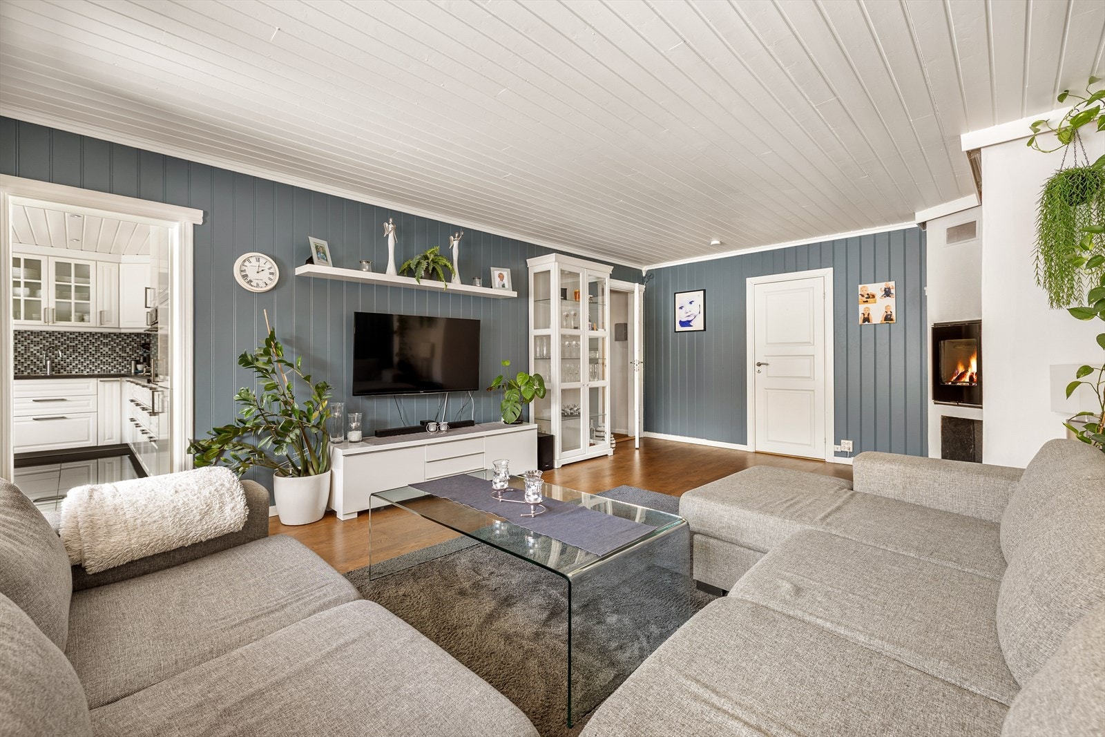 Adskilt stue og kjøkken med en planløsning som gir tydelige soner, samtidig som rommene oppleves godt knyttet sammen. Galleribilde