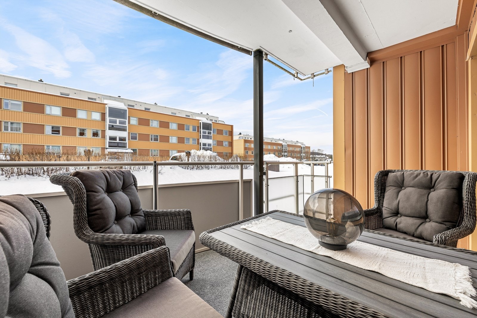 Balkongen er overbygd som gjør at den kan brukes gjennom flere årstider. Galleribilde