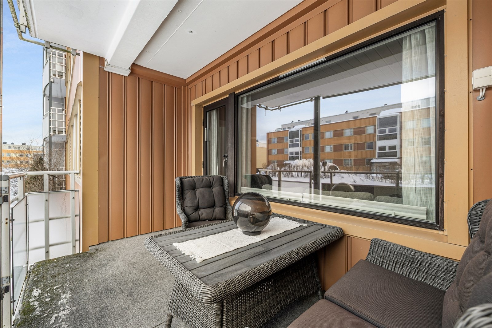 Balkongen blir en fin forlengelse av stuen på varme sommerdager. Galleribilde