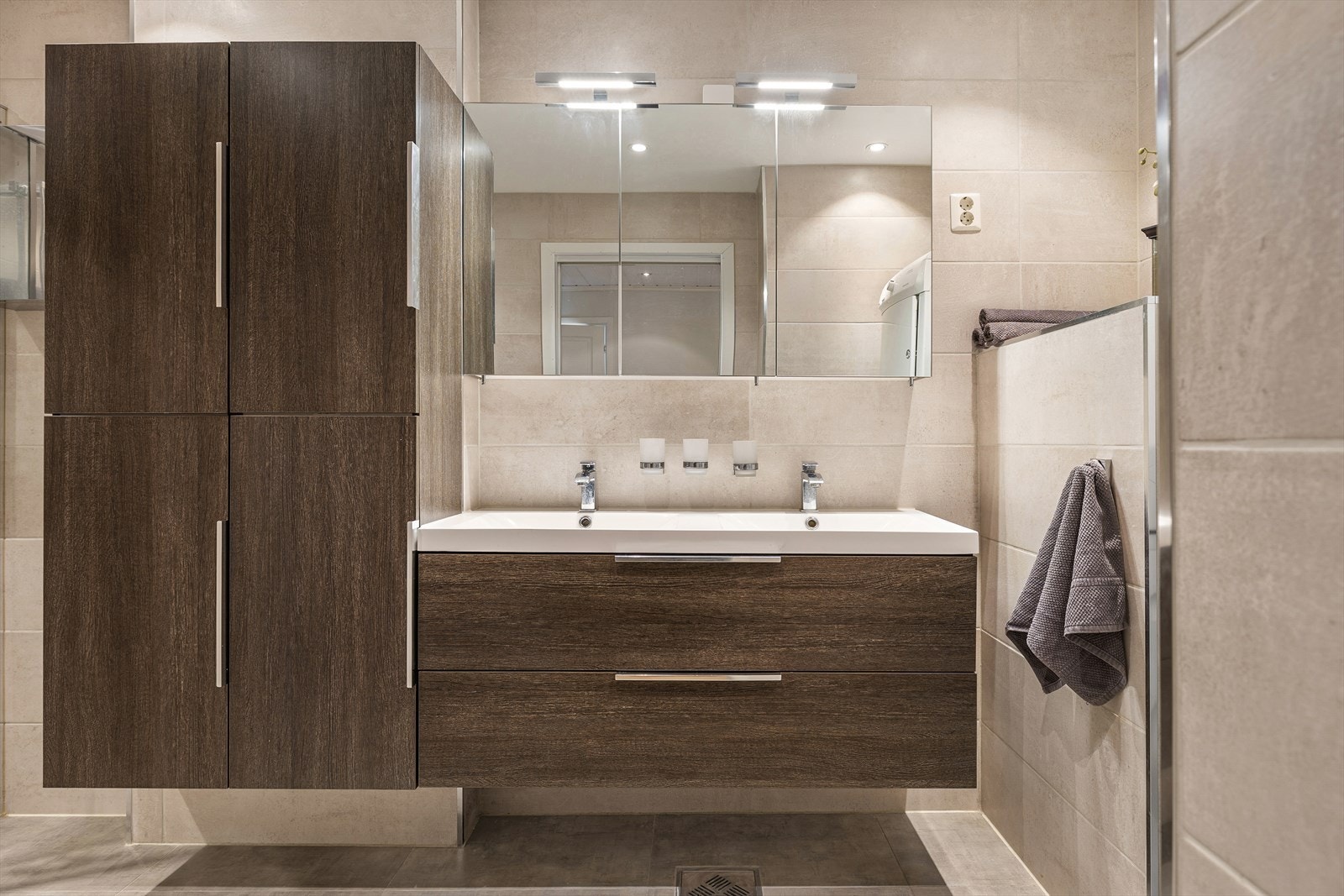 Lekkert og stilrent bad med flislagte overflater og varmekabler i gulv som gir en lun og behagelig komfort. Galleribilde