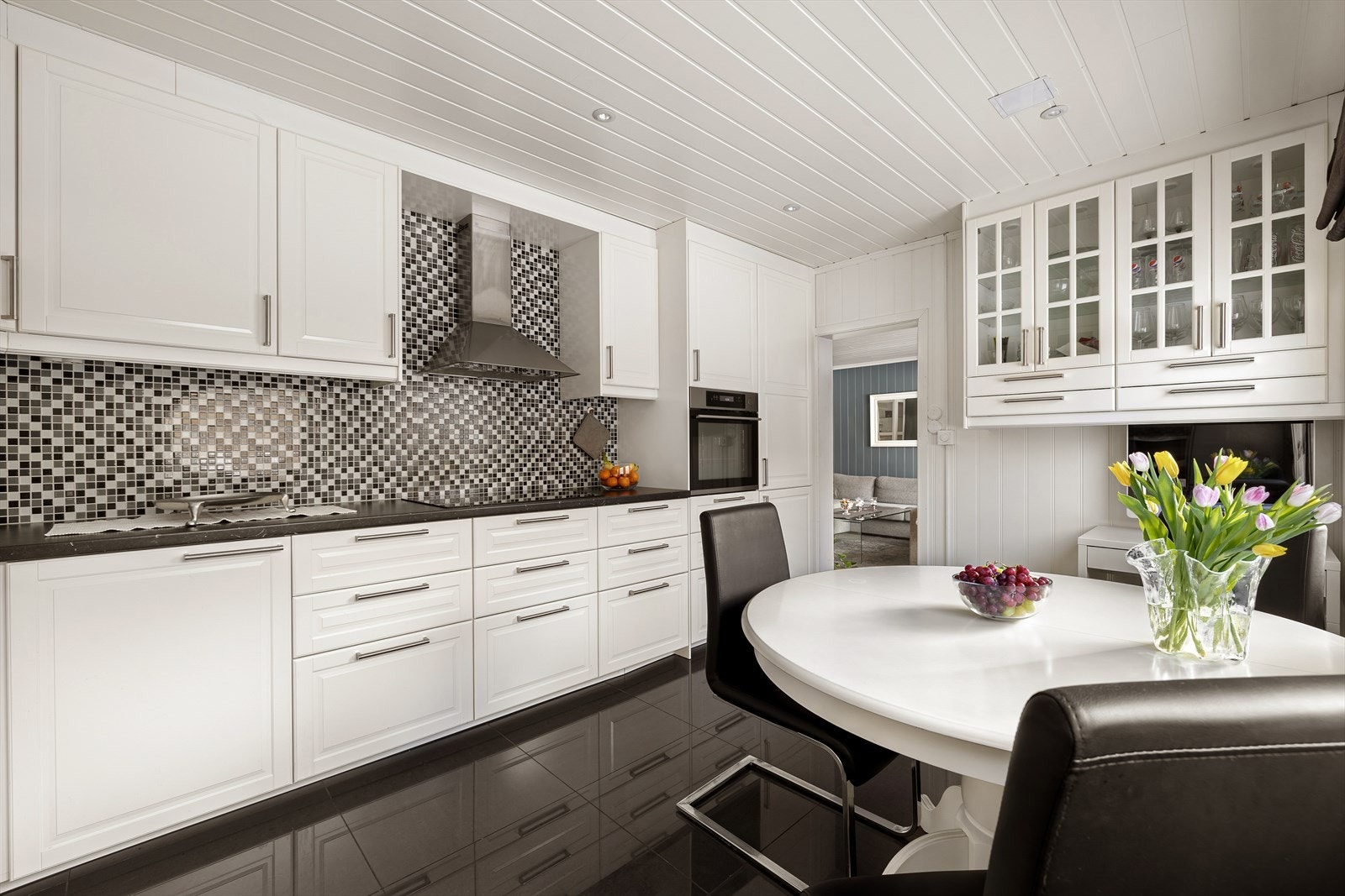 Rikelig med skap- og benkeplass som gir svært gode oppbevaringsmuligheter og effektiv matlaging i hverdagen. Galleribilde