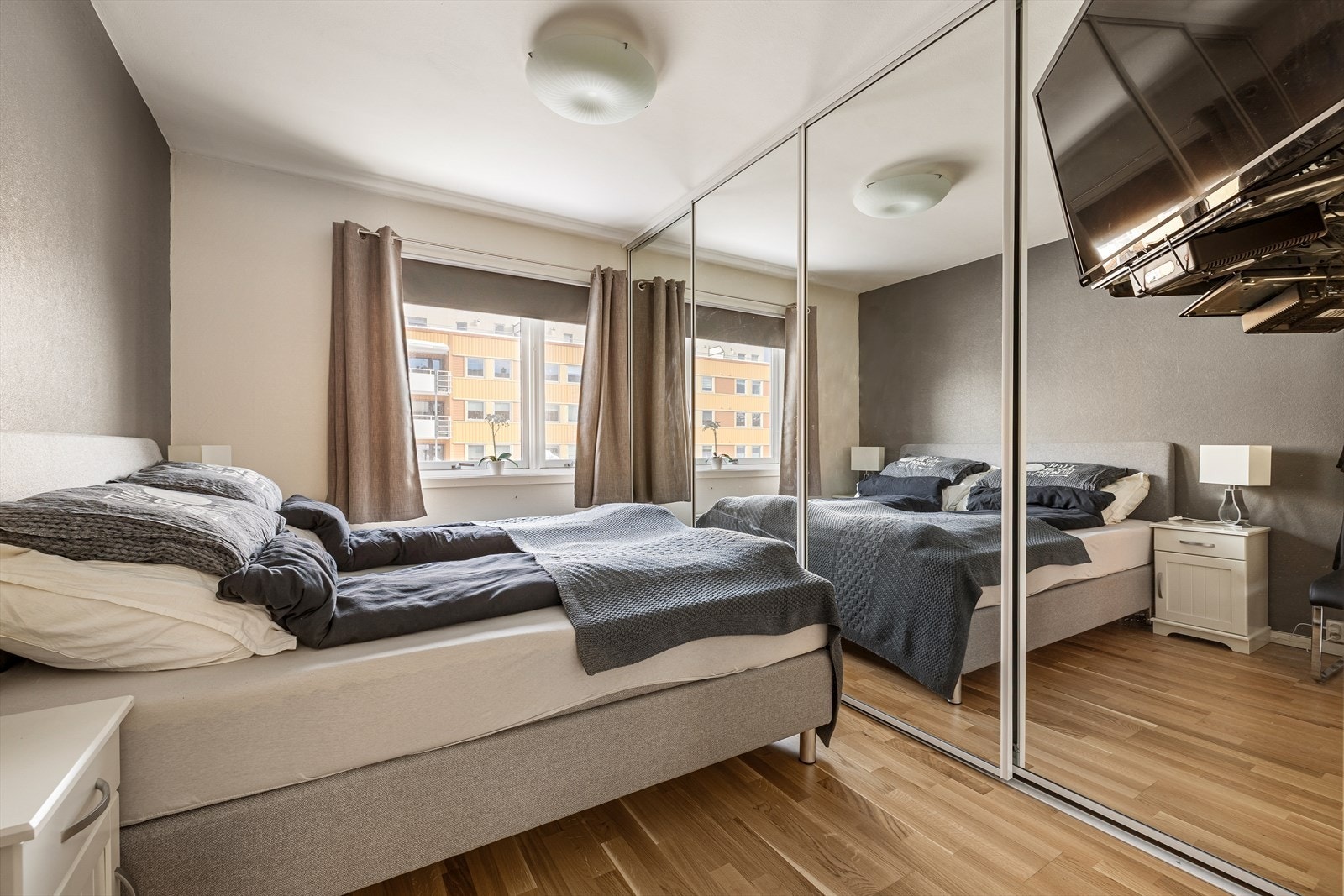 Skyvedørsgarderobe gir praktisk oppbevaring og et helhetlig uttrykk. Galleribilde