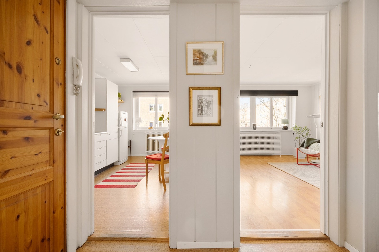 Fra entréen åpner boligen seg naturlig mot både kjøkken og stue. Galleribilde