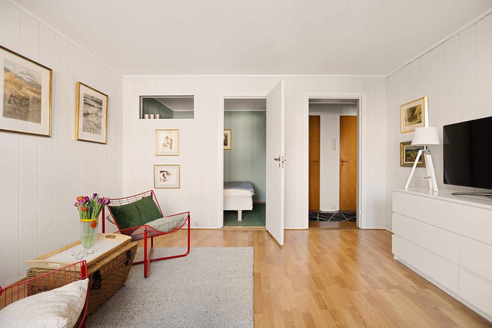 Denne andelsleiligheten ligger i tredje etasje og byr på eldre standard. Om du er handy eller kjenner noe som er, kan dette være rett objekt for deg! Galleribilde