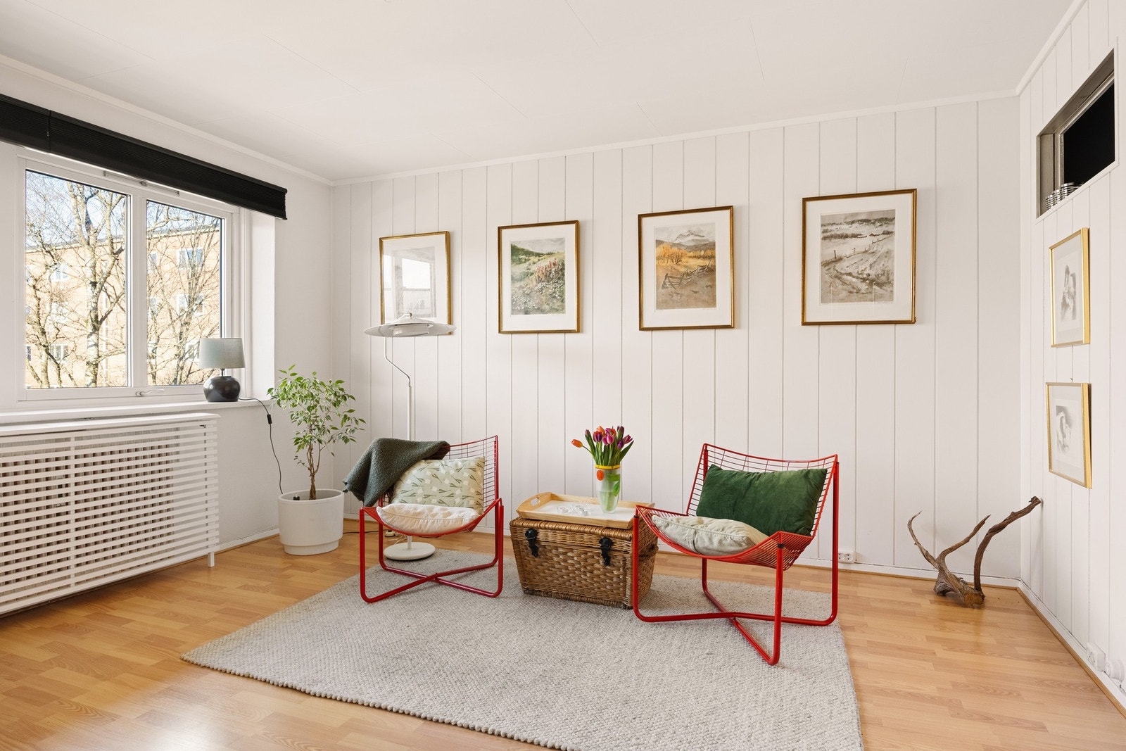 Det er fjernevarme som leveres via radiatorer og er inkludert i felleskostnadene. Galleribilde