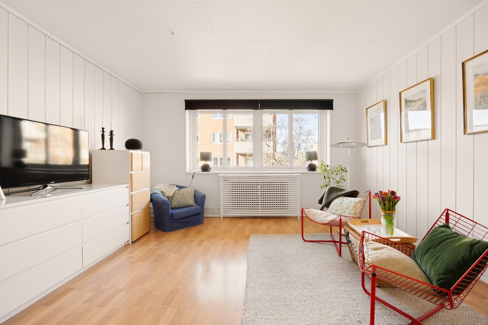 Stuen har et lunt og hjemmekoselig preg med god plass til sittegruppe. Galleribilde