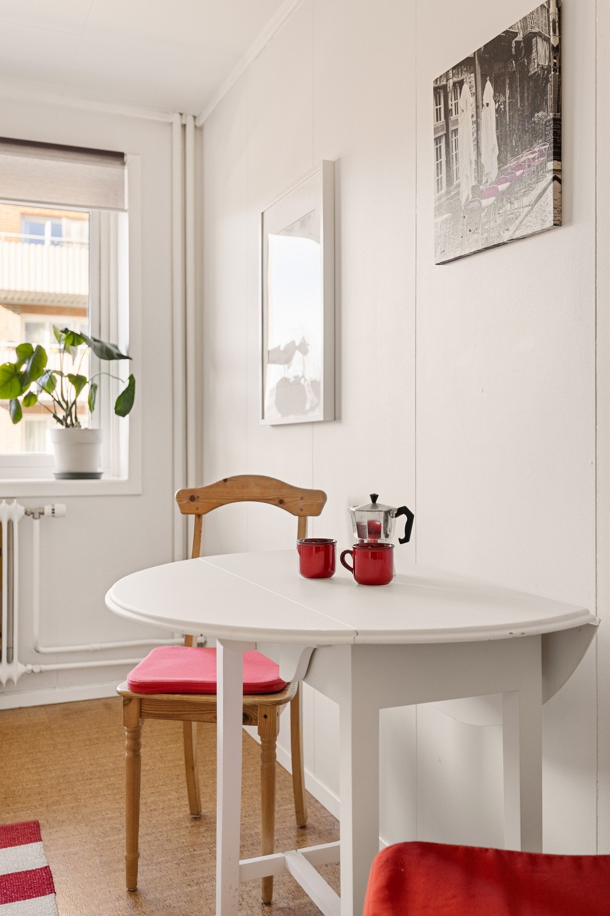 I dette rommet er det også radiator som leverer fjernvarme. Galleribilde