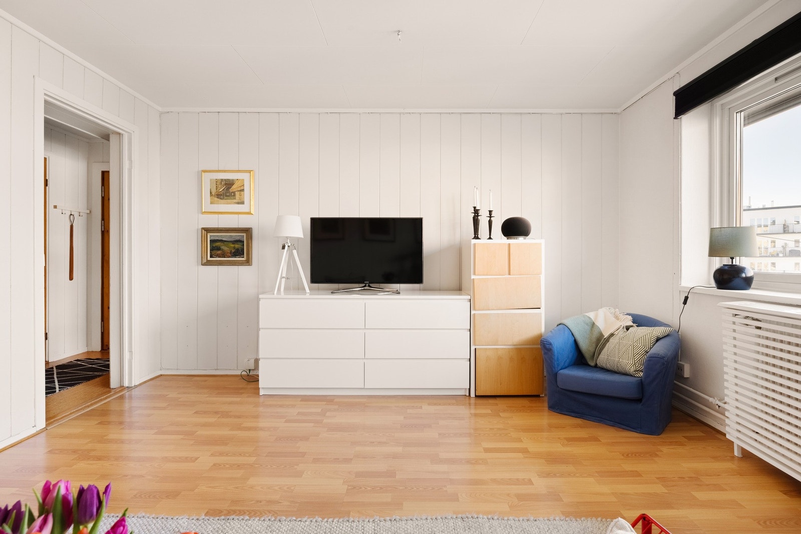 Praktisk planløsning gir god plass til TV-sone og oppbevaringsløsninger. Tv/brebånd er også inkludert i felleskostnadene. Galleribilde