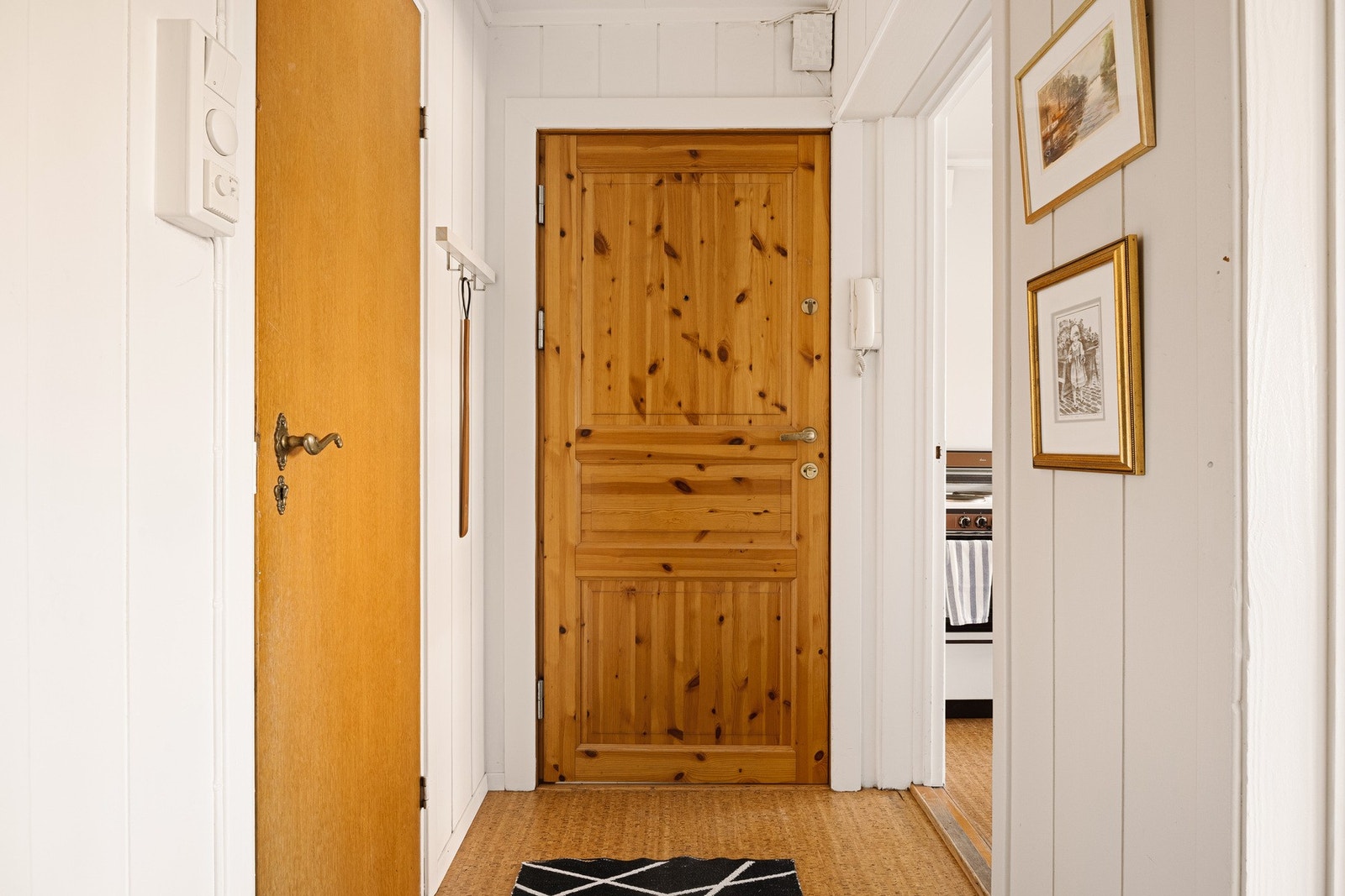 Entréen gir et hyggelig første møte med boligen og binder sammen boligens Galleribilde