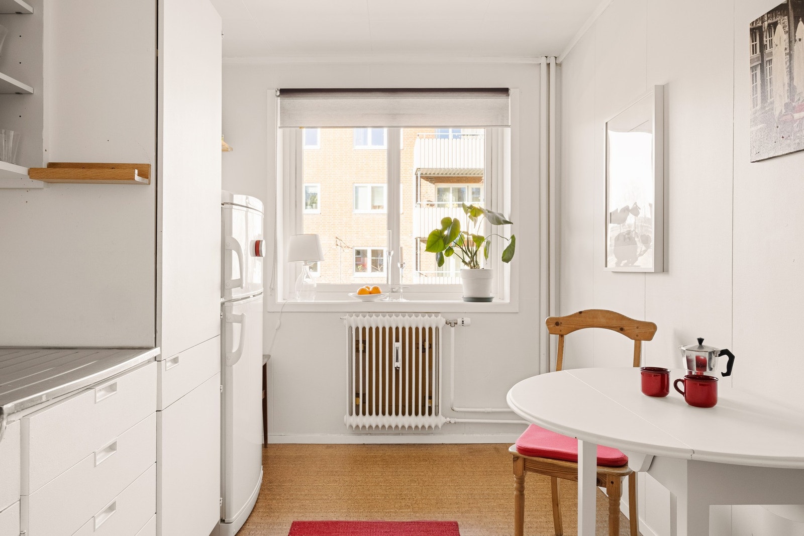 Her kan man nyte frokosten i rolige omgivelser med utsyn mot nabolaget. Galleribilde