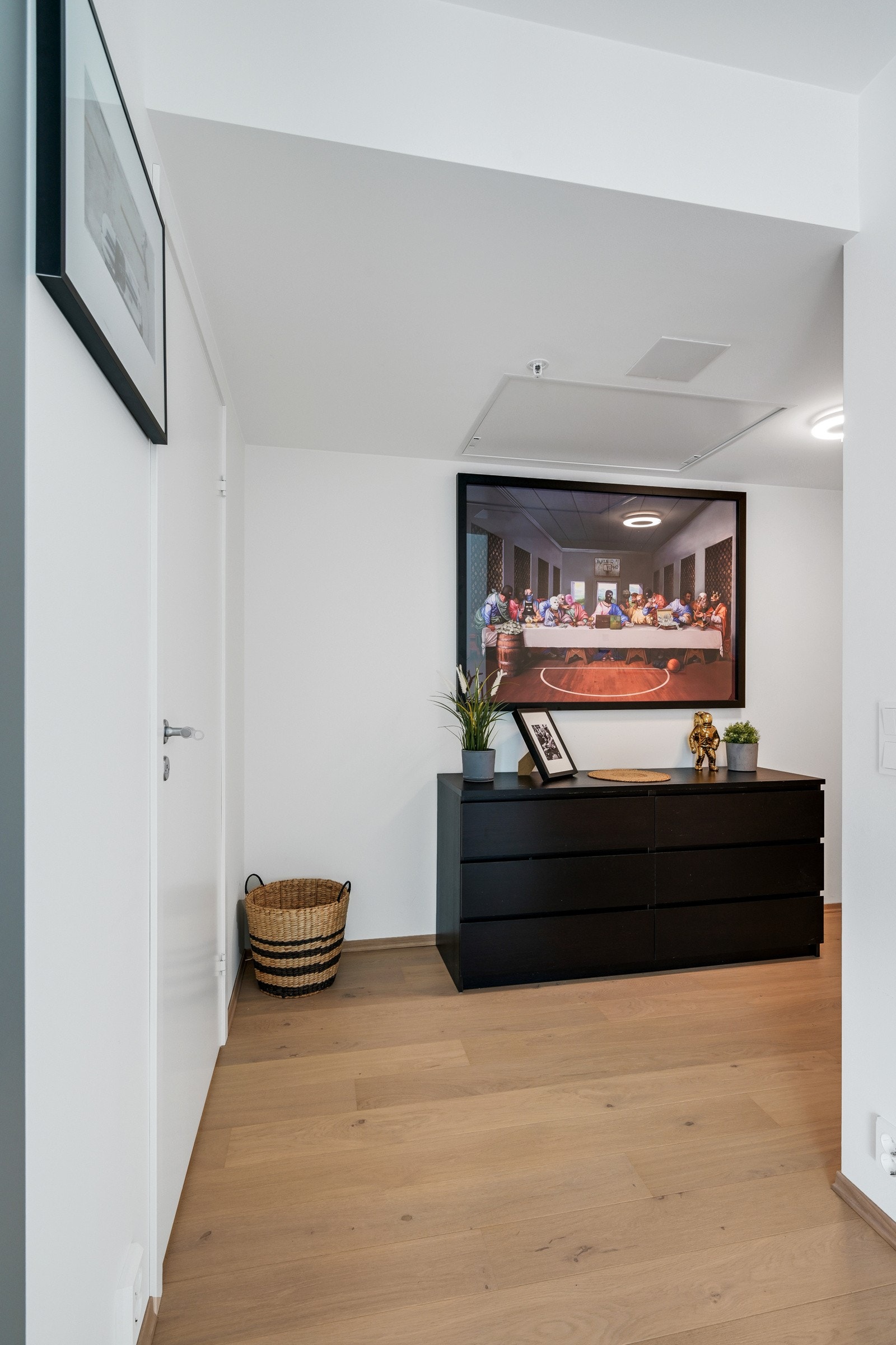 Entré/gang - det er god plass for kommode Galleribilde