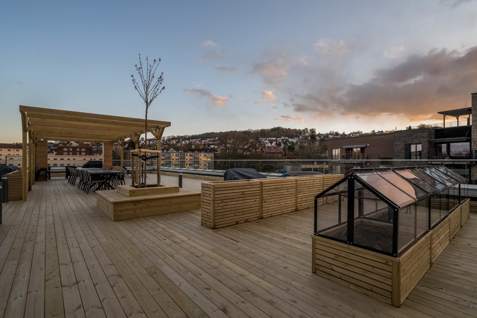På takterrassen er det blant annet egen kolonihagedel med dyrkekasser og la dine grønne fingre få fritt spillerom blant plantejord og blomsterfrø. Galleribilde