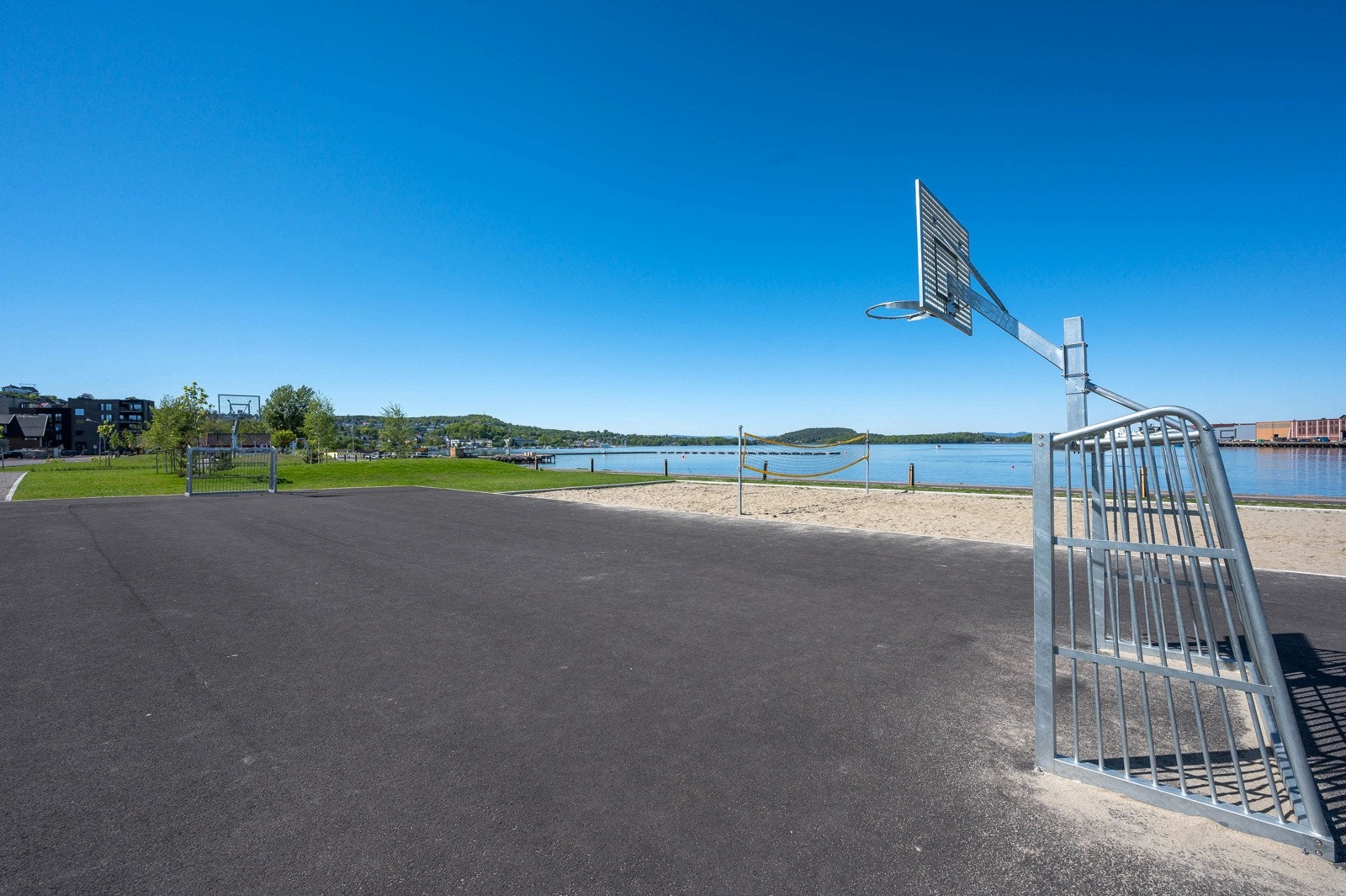 Kystparken langs Indre havn kan by på volleyballbane, basketballbane og gode bademuligheter. Galleribilde