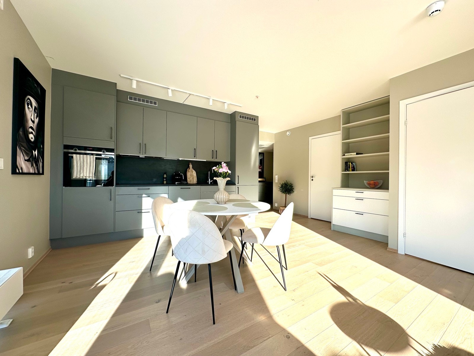 Stuen og kjøkkenet ligger i åpen løsning. Galleribilde