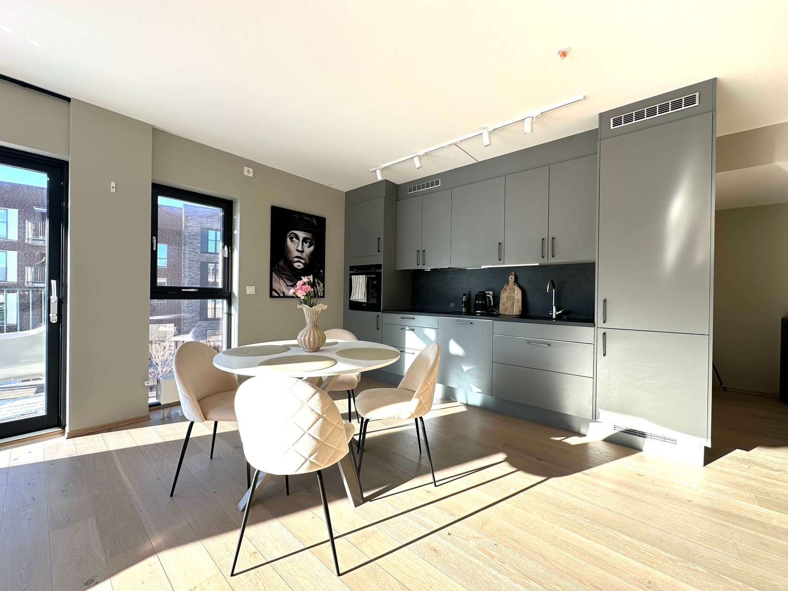 Kjøkkenet inneholder integrert kjøl- og fryseskap, induksjonstopp, oppvaskmaskin, stekeovn og ventilator. Galleribilde