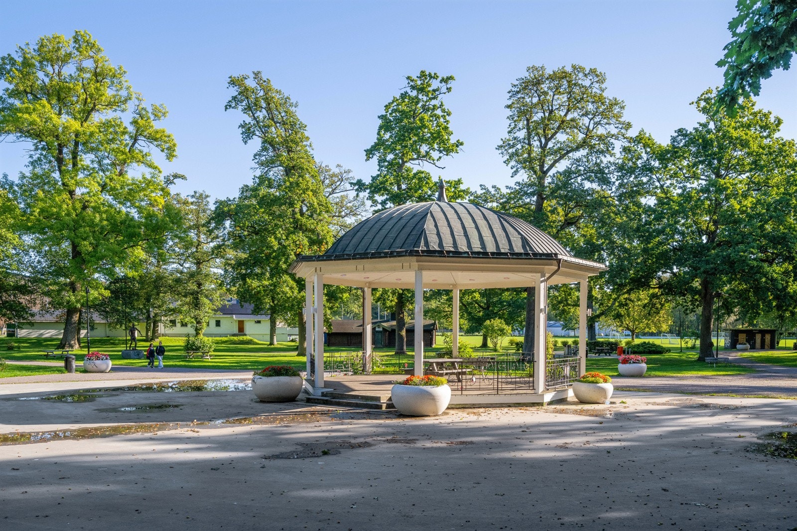 Parken fremstår som svært idyllisk med en sjarmerende paviljong og flott lyssetting etter mørkets frembrudd. Galleribilde