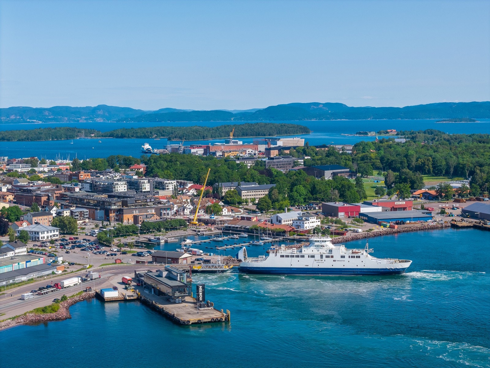 Ønsker man en tur over fjorden er det gratis for både gående og syklende med Bastø Fosen Galleribilde