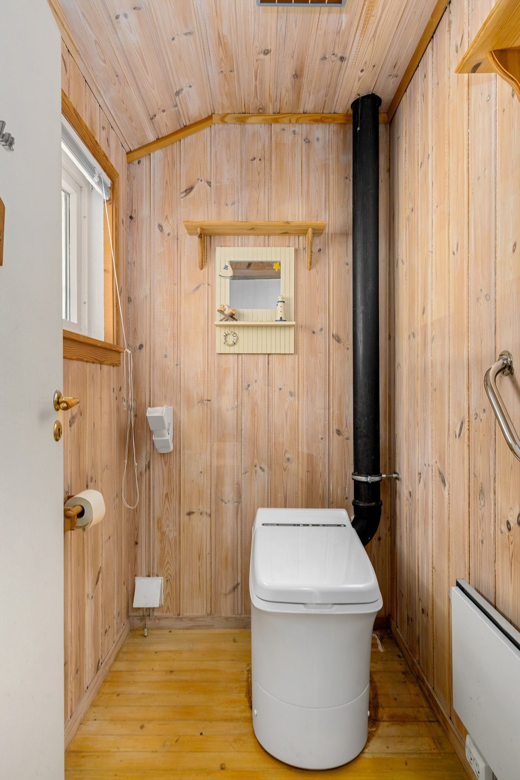 Forbrenningstoalettet er praktisk og enkelt i bruk. Galleribilde