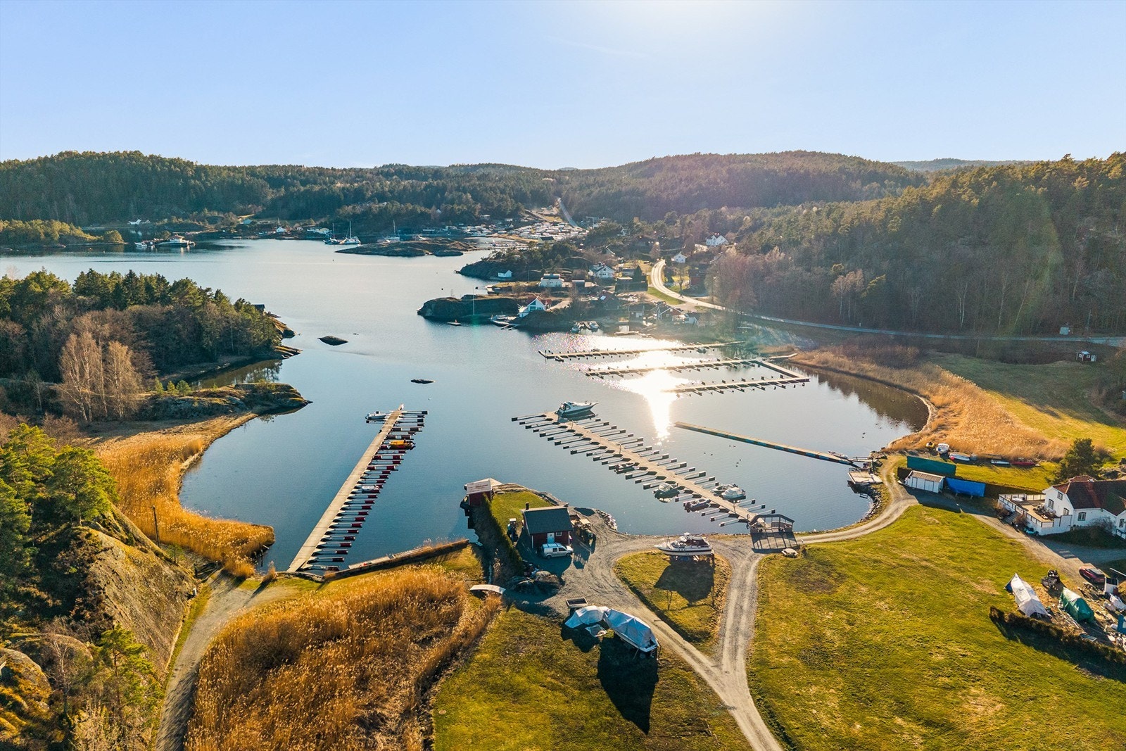 Brevikstrand ligger rett i nærheten og er en lun vik med småbåthavn og badeplasser. Galleribilde