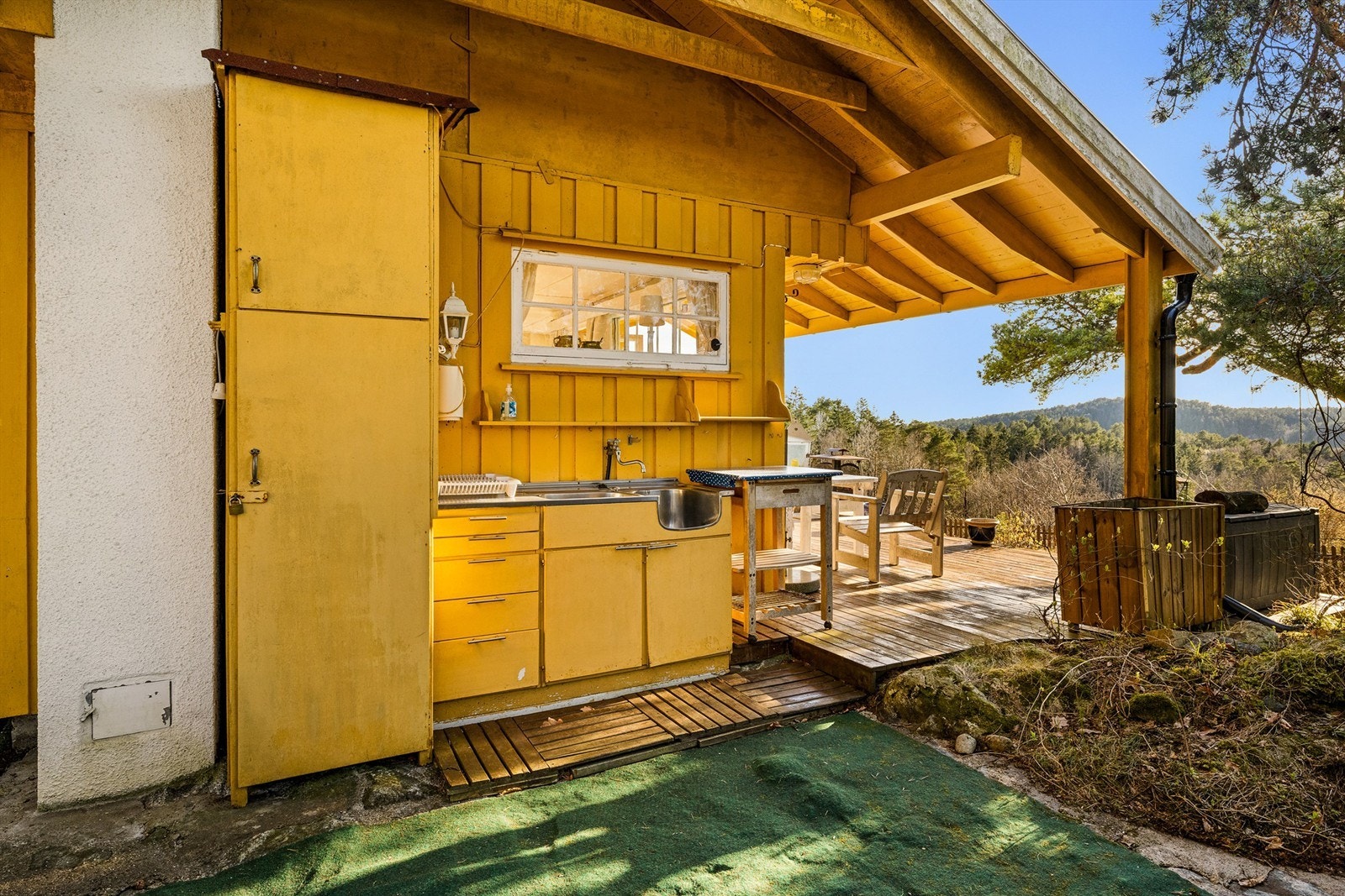 Utekjøkken under tak er litt slitent, men har vært mye brukt og til stor glede for nåværende eiere. Galleribilde